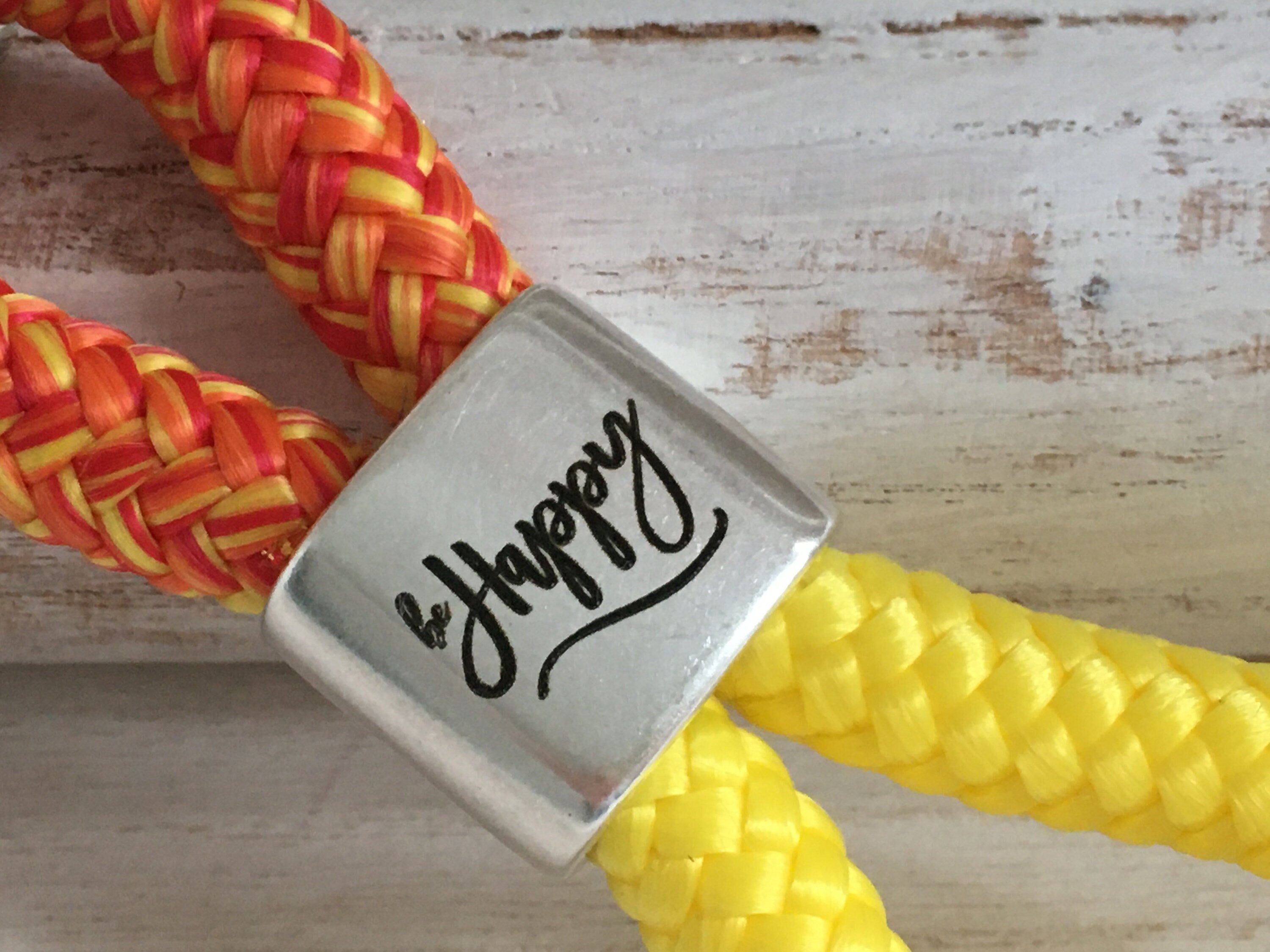 Schlüsselanhänger aus Segelseil mit versilbertem Zwischenstück mit Gravur "be Happy", summerbomb/ gelb