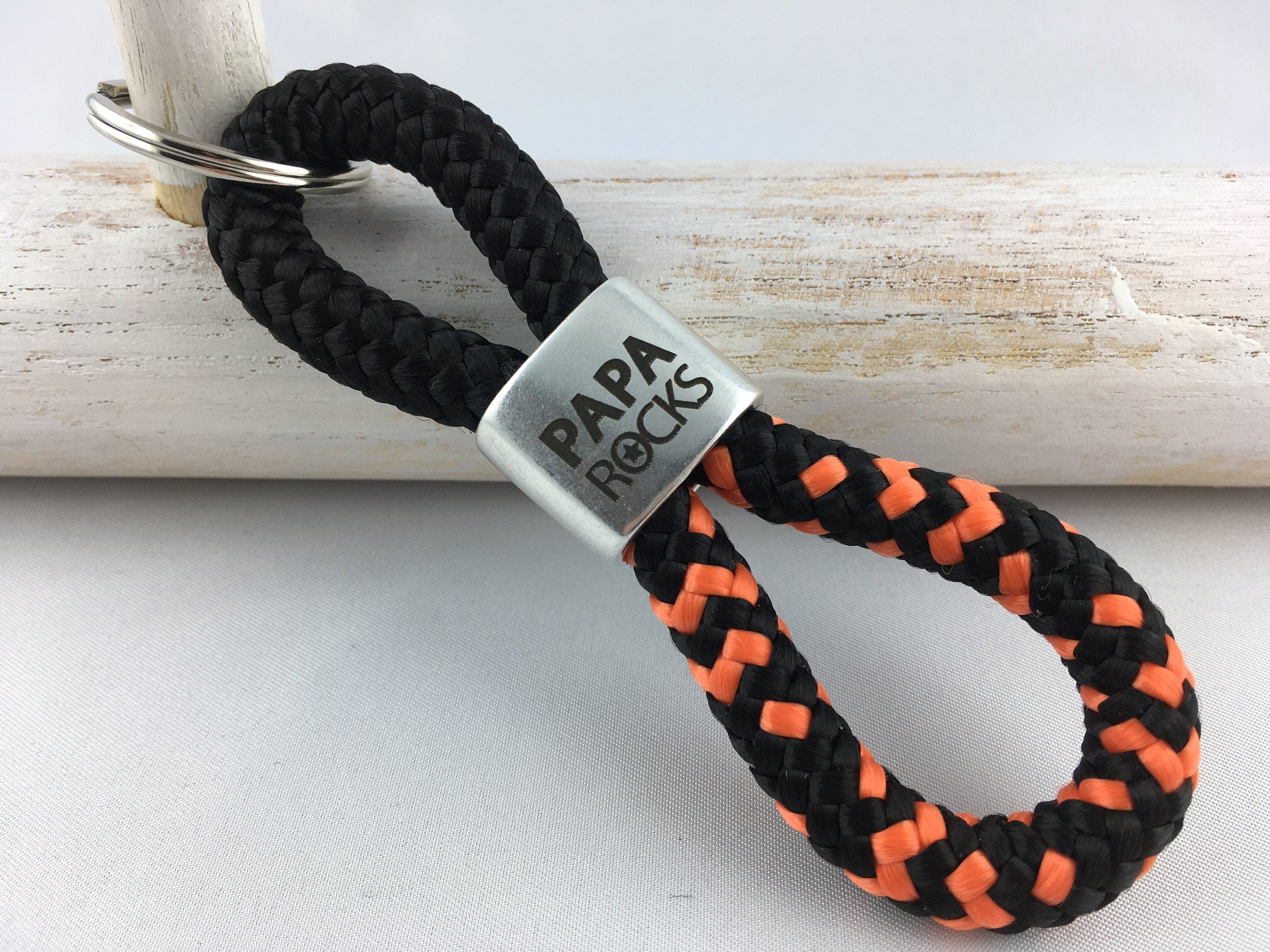 Schlüsselanhänger aus Segelseil mit versilbertem Zwischenstück mit Gravur "PAPA ROCKS" in Wunschfarbe ganz individuell