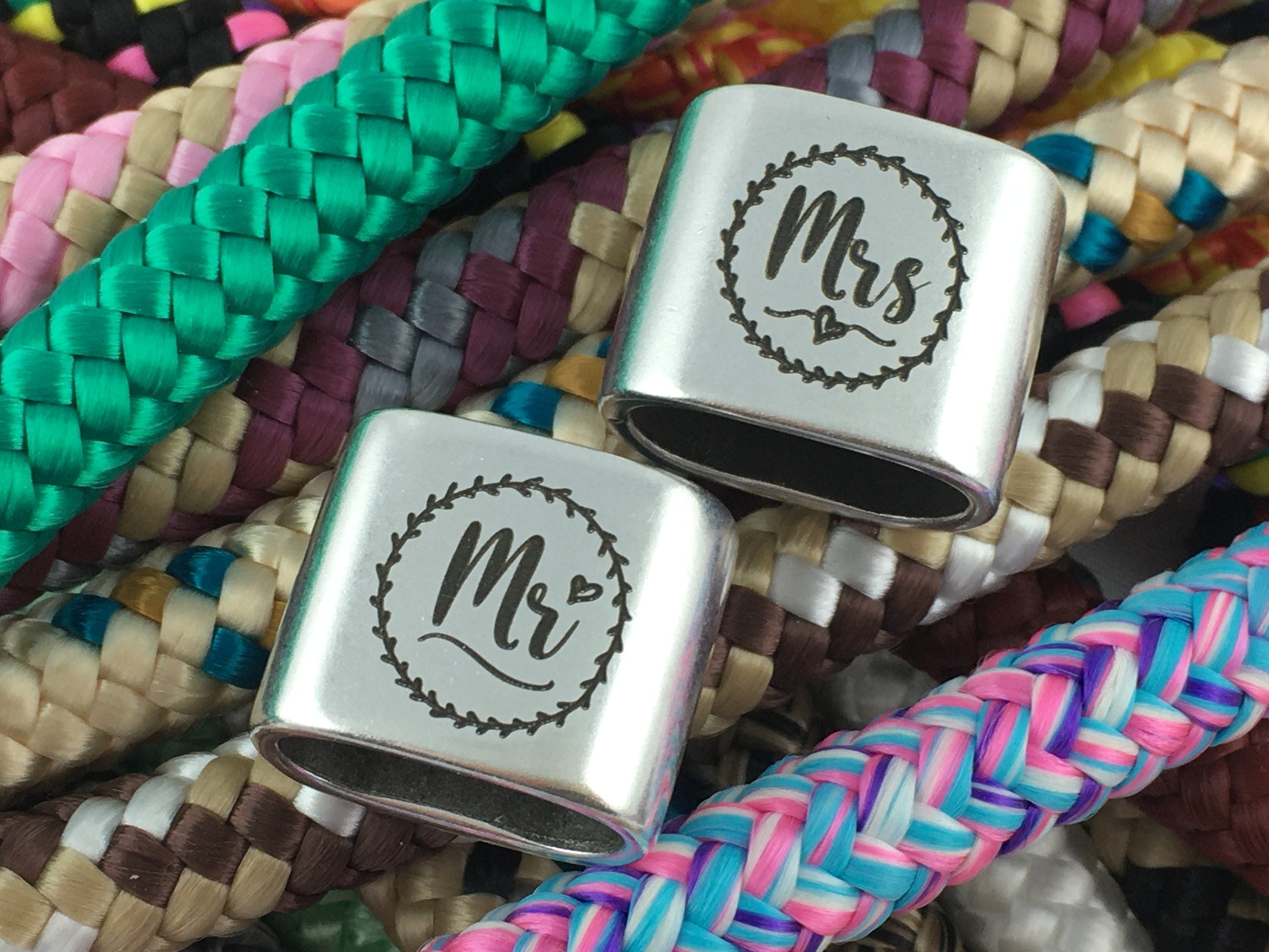Schlüsselanhänger aus Segelseil mit versilbertem Zwischenstück "Mr. und Mrs." als Partner-Set in Wunschfarben ganz individuell