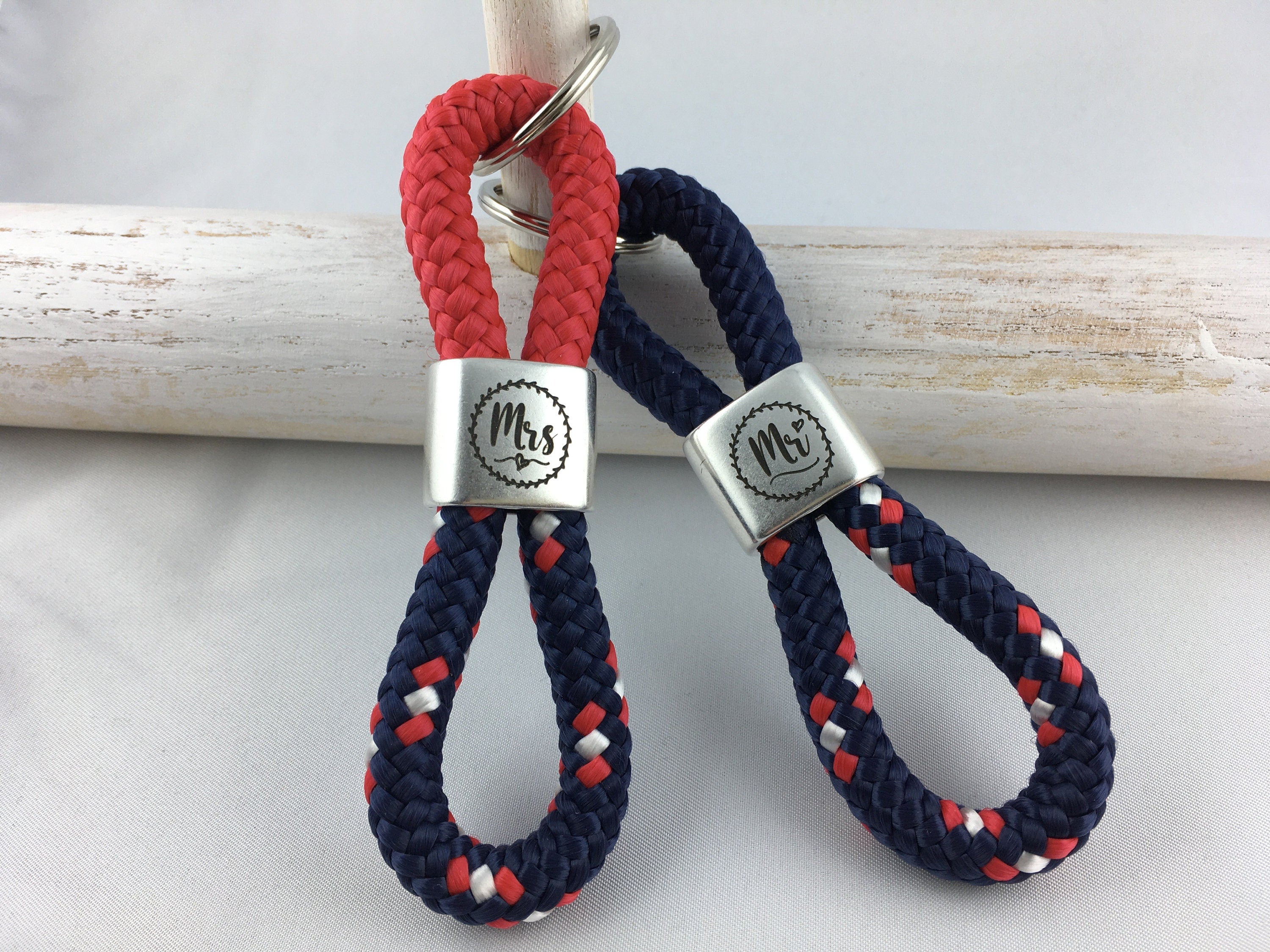 Schlüsselanhänger aus Segelseil mit versilbertem Zwischenstück "Mr. und Mrs." als Partner-Set in Wunschfarben ganz individuell