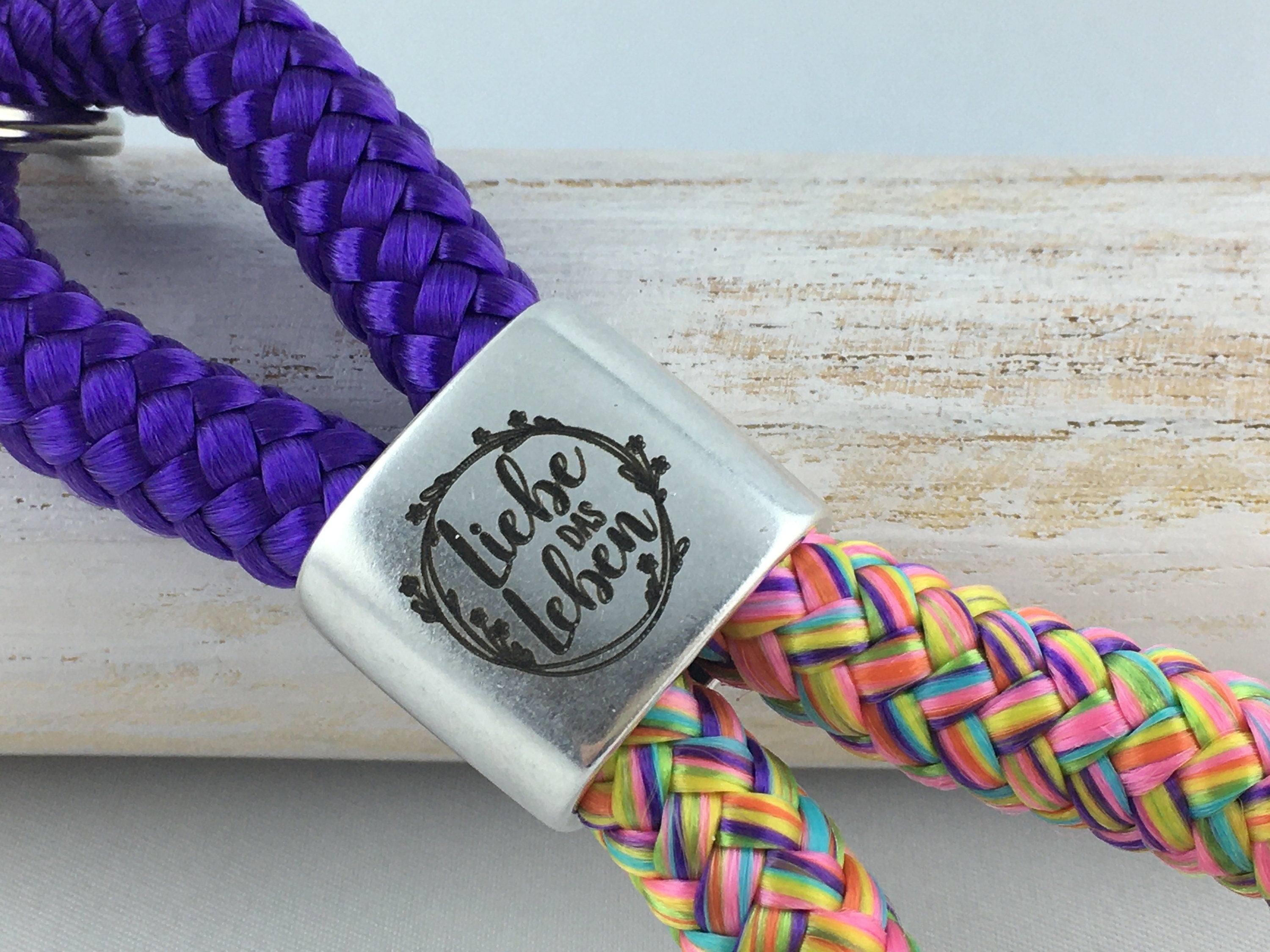 Schlüsselanhänger aus Segelseil mit versilbertem Zwischenstück mit Gravur "Liebe das Leben", lila/ flowerpower
