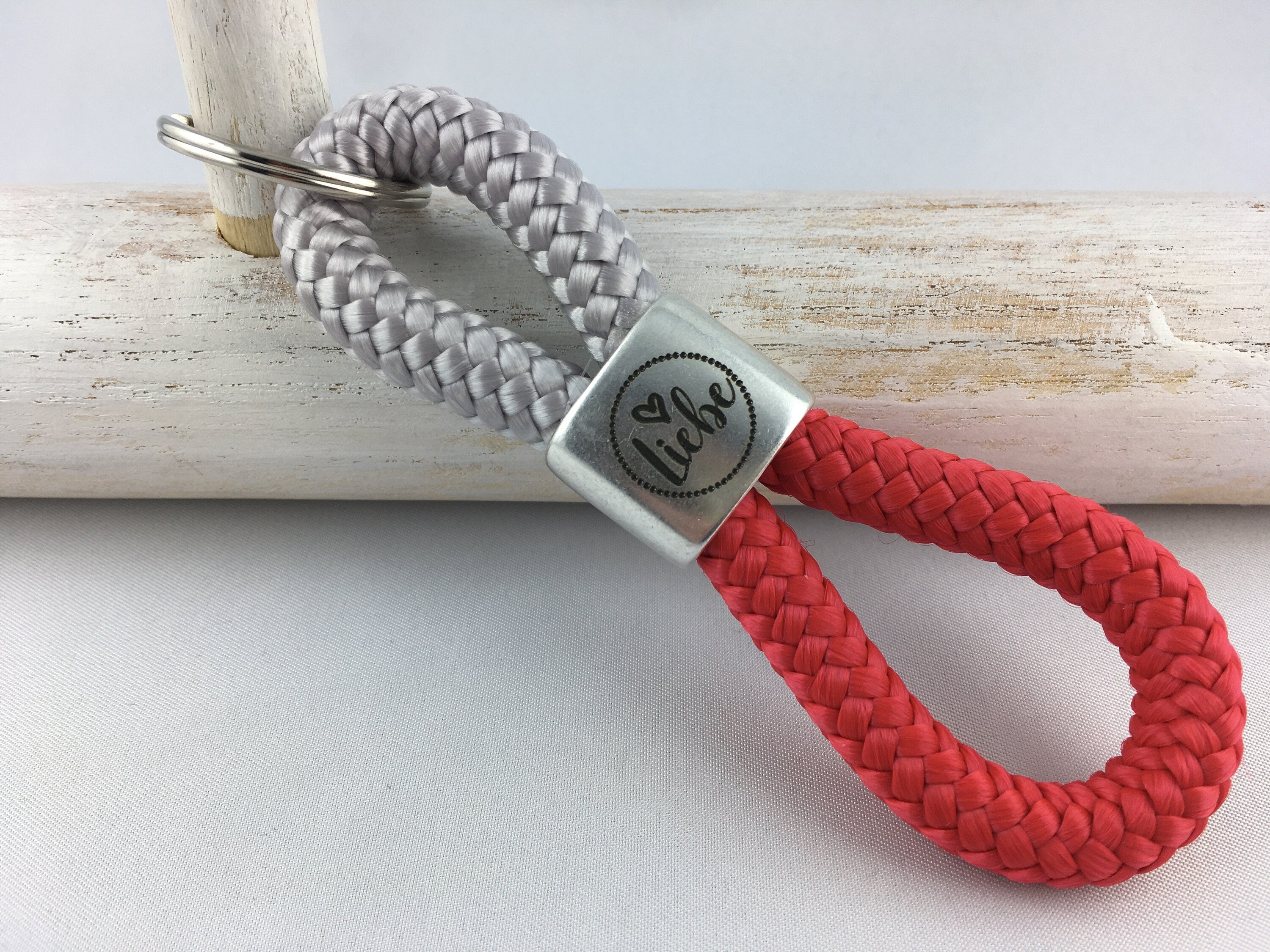 Schlüsselanhänger aus Segelseil mit versilbertem Zwischenstück mit Gravur "Liebe" in Wunschfarbe ganz individuell