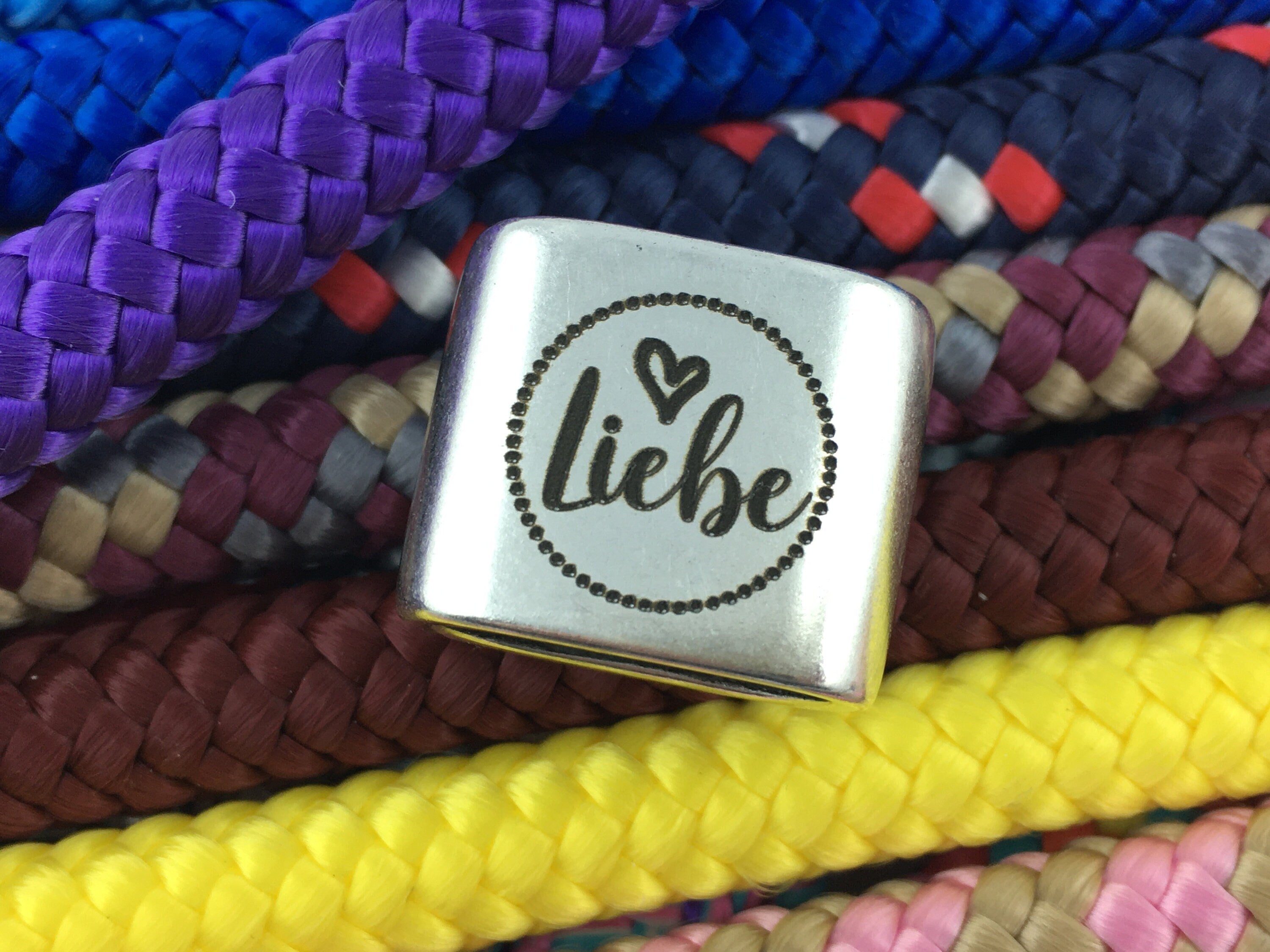 Schlüsselanhänger aus Segelseil mit versilbertem Zwischenstück mit Gravur "Liebe" in Wunschfarbe ganz individuell