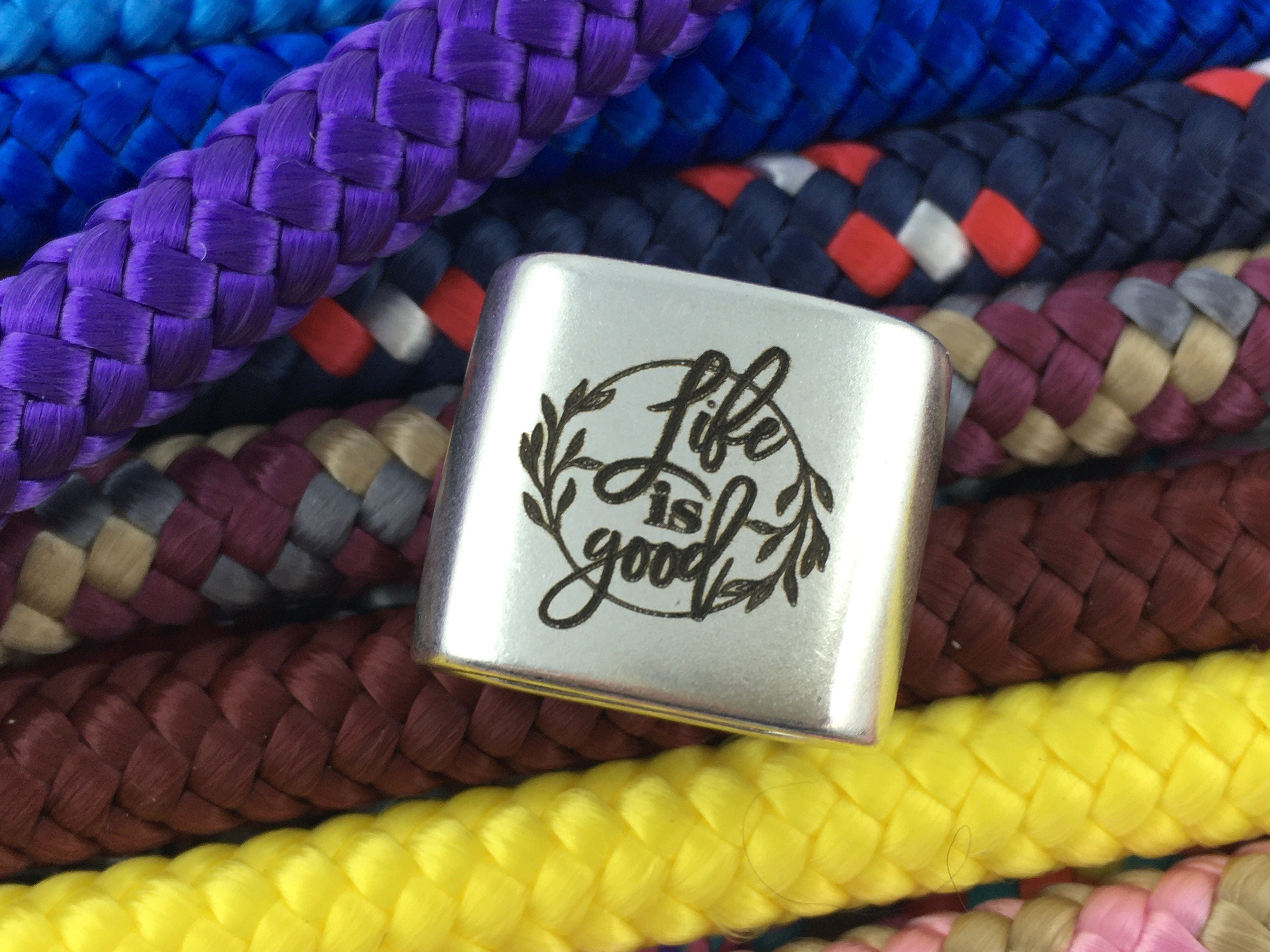 Schlüsselanhänger aus Segelseil mit versilbertem Zwischenstück mit Gravur "Life is good" in Wunschfarbe ganz individuell