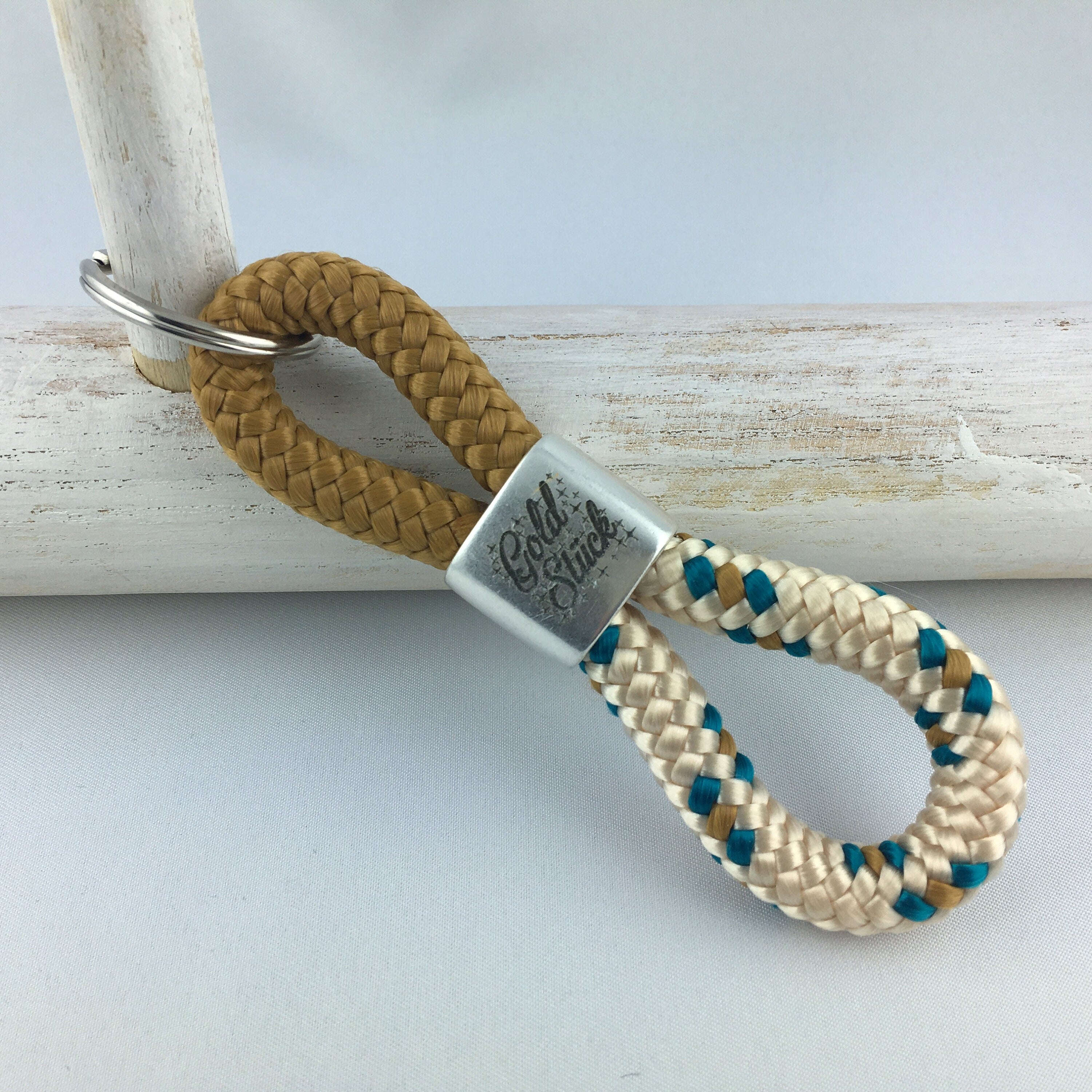 Schlüsselanhänger aus Segelseil mit versilbertem Zwischenstück mit Gravur "Goldstück" karamell/ beige-petrol-karamell