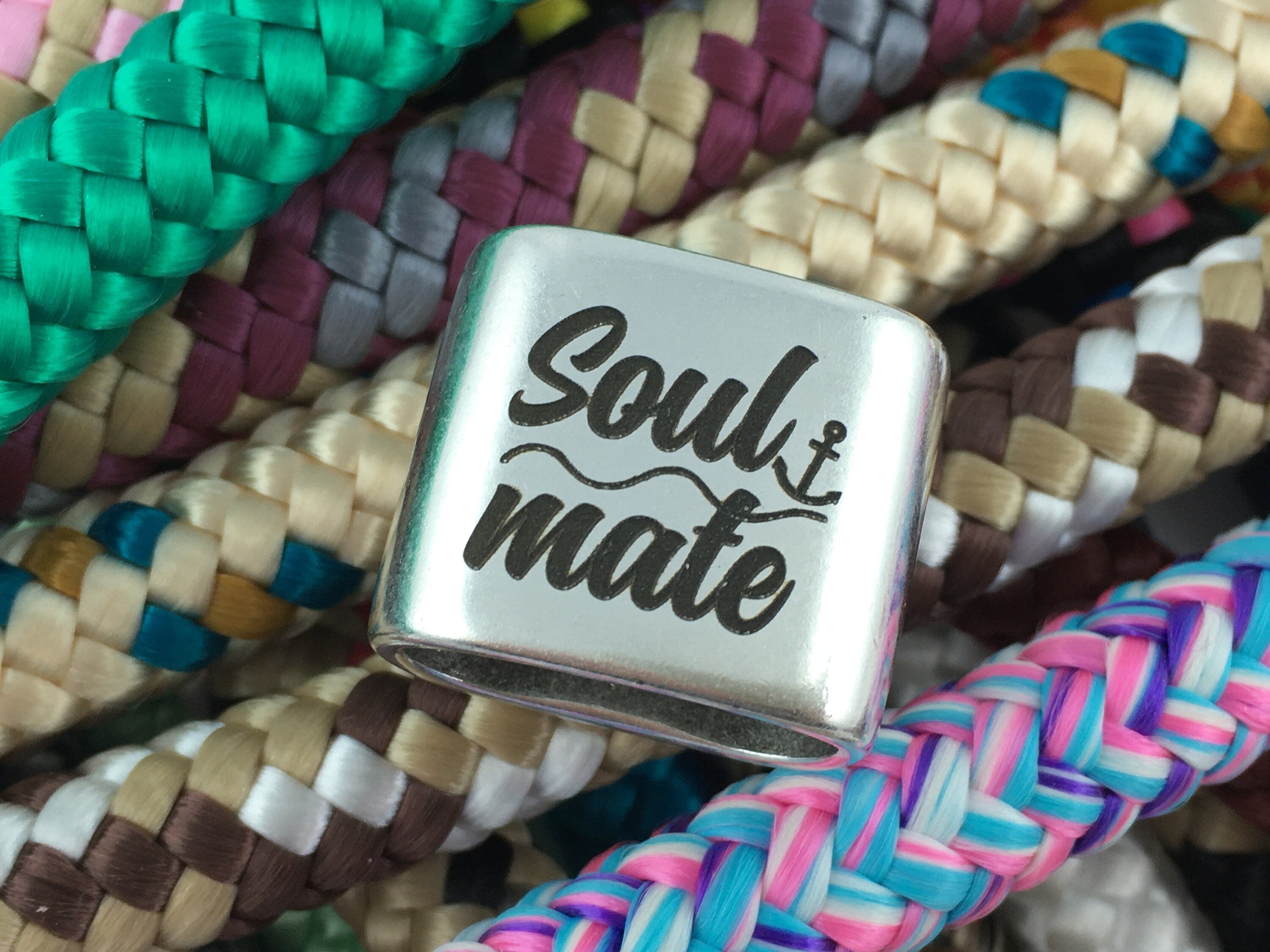 Schlüsselanhänger aus Segelseil mit versilbertem Zwischenstück mit Gravur "Soulmate" in Wunschfarbe ganz individuell