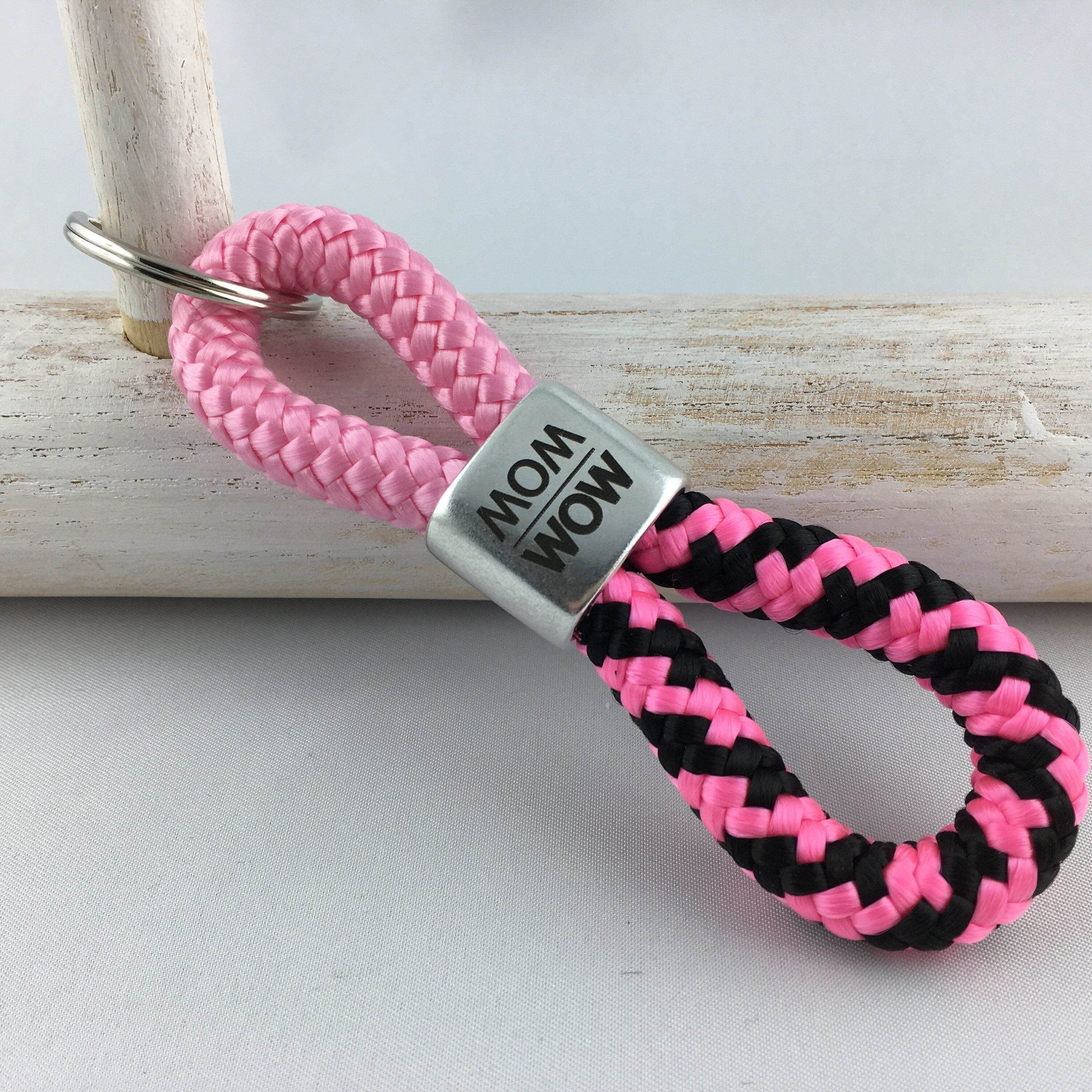 Schlüsselanhänger aus Segelseil mit versilbertem Zwischenstück mit Gravur "MOM WOW", rosa/ schwarz-pink