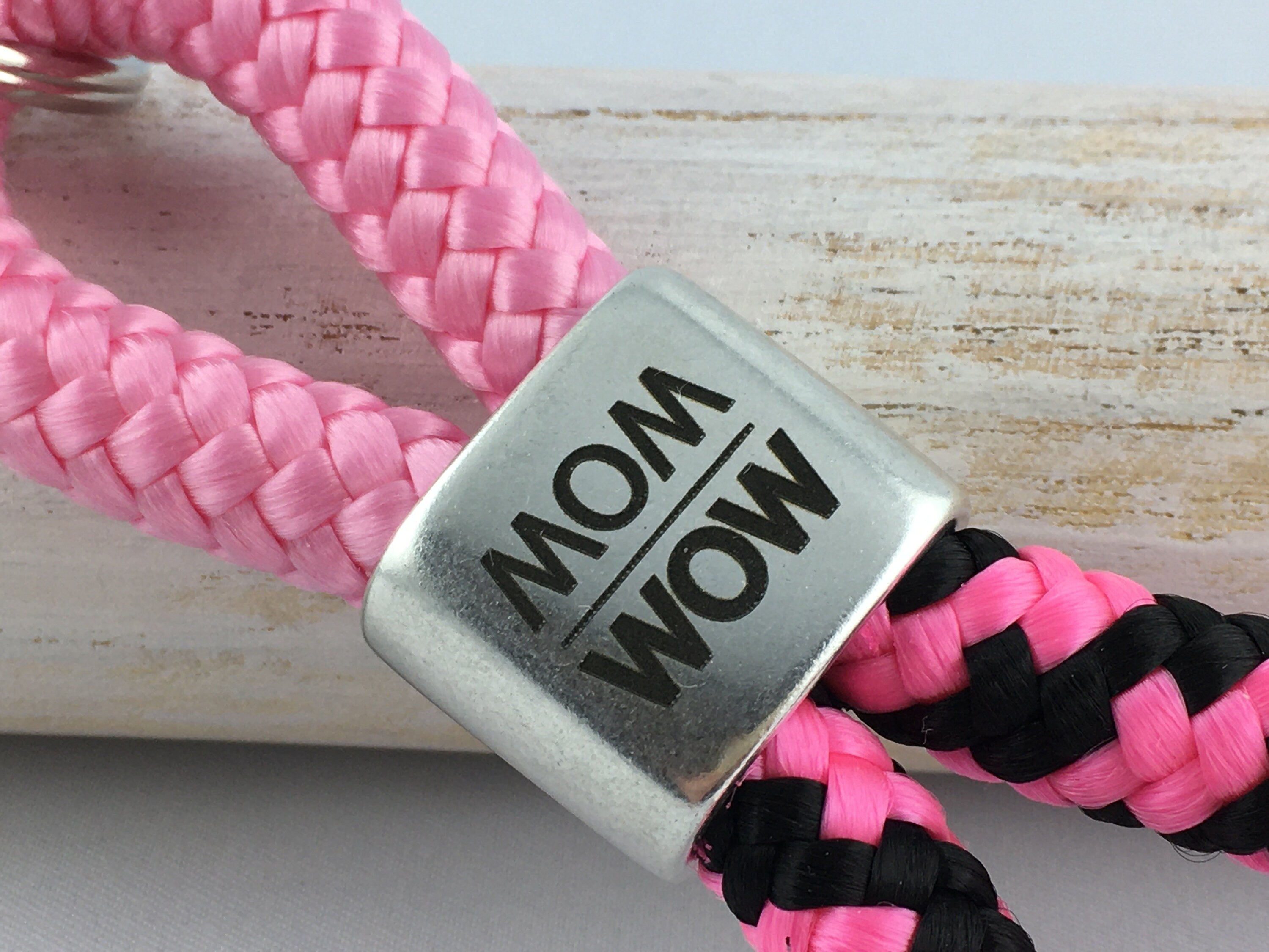 Schlüsselanhänger aus Segelseil mit versilbertem Zwischenstück mit Gravur "MOM WOW", rosa/ schwarz-pink