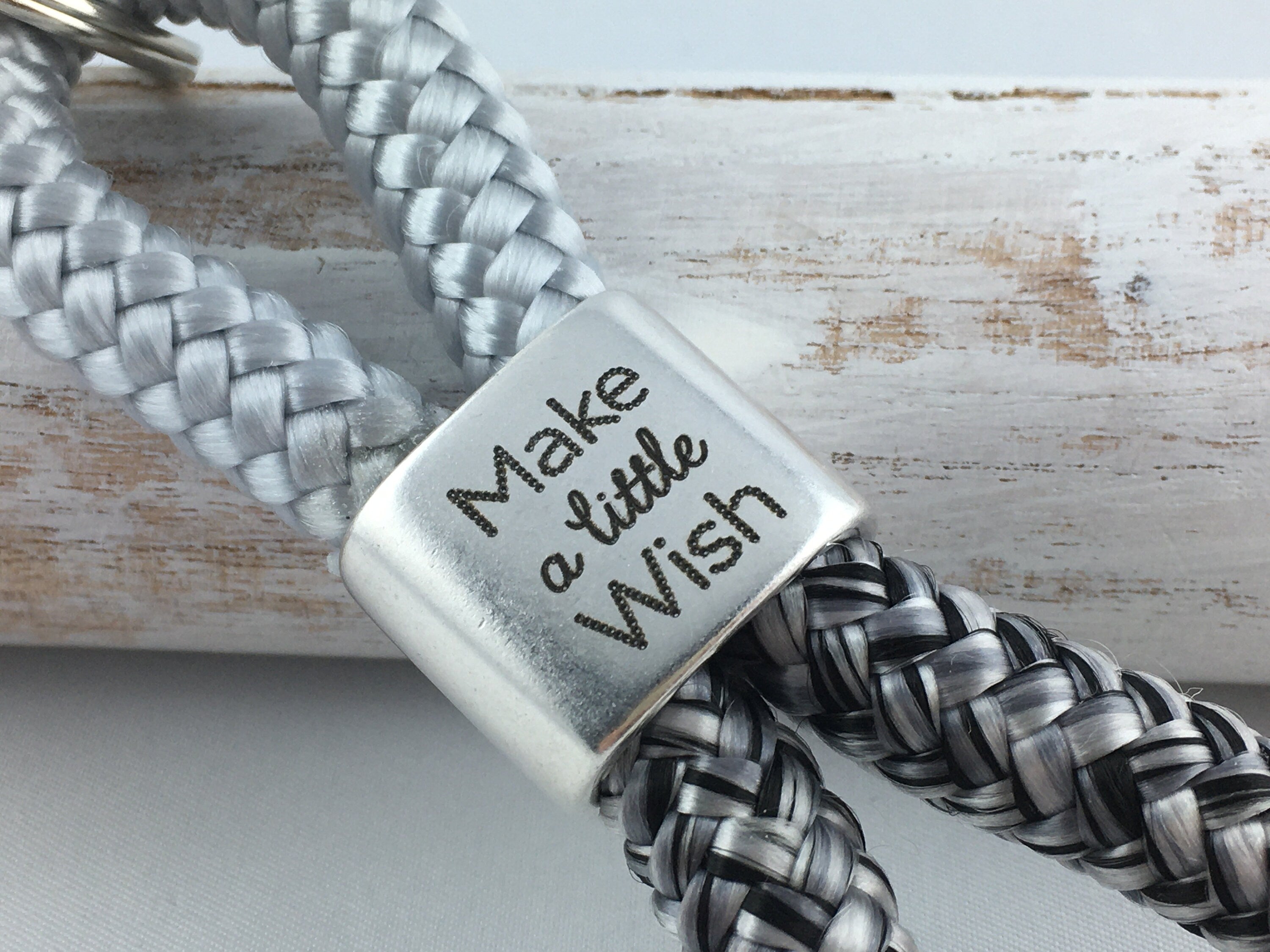 Schlüsselanhänger aus Segelseil mit versilbertem Zwischenstück mit Gravur "Make a little wish", hellgrau/ grau-mix