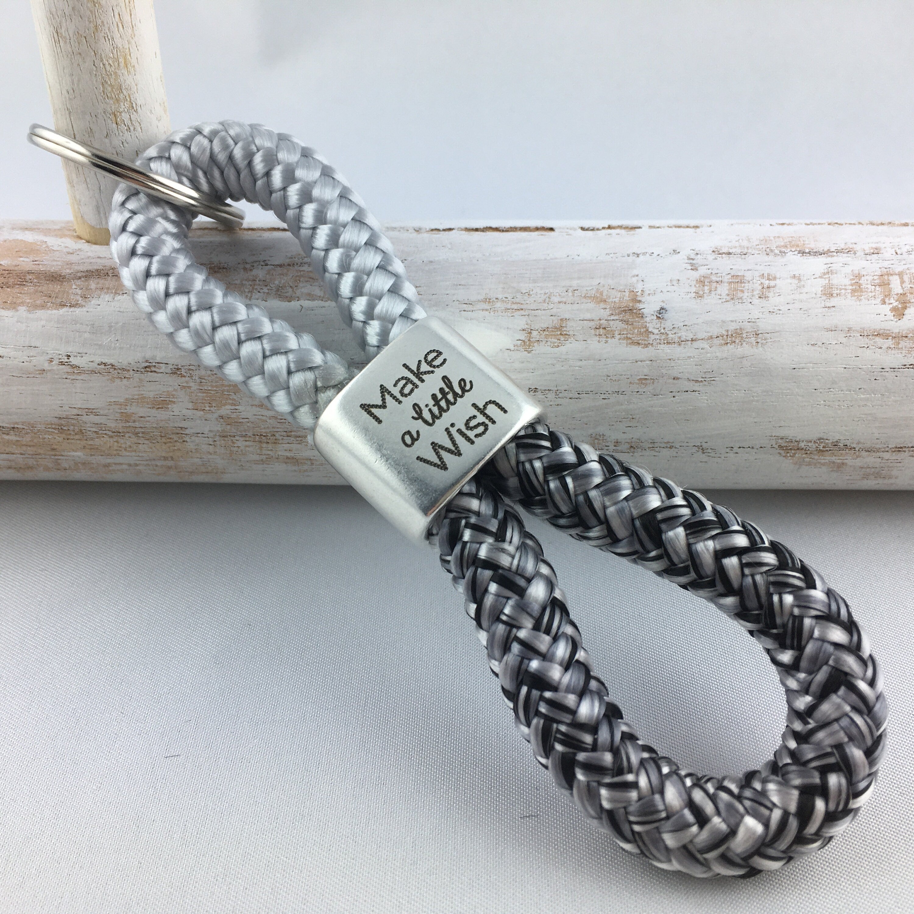 Schlüsselanhänger aus Segelseil mit versilbertem Zwischenstück mit Gravur "Make a little wish", hellgrau/ grau-mix