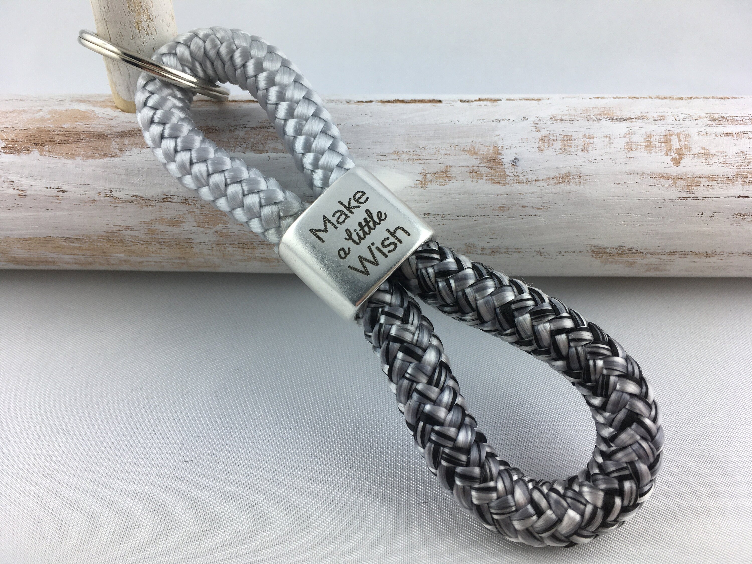 Schlüsselanhänger aus Segelseil mit versilbertem Zwischenstück mit Gravur "Make a little wish" in Wunschfarbe ganz individuell