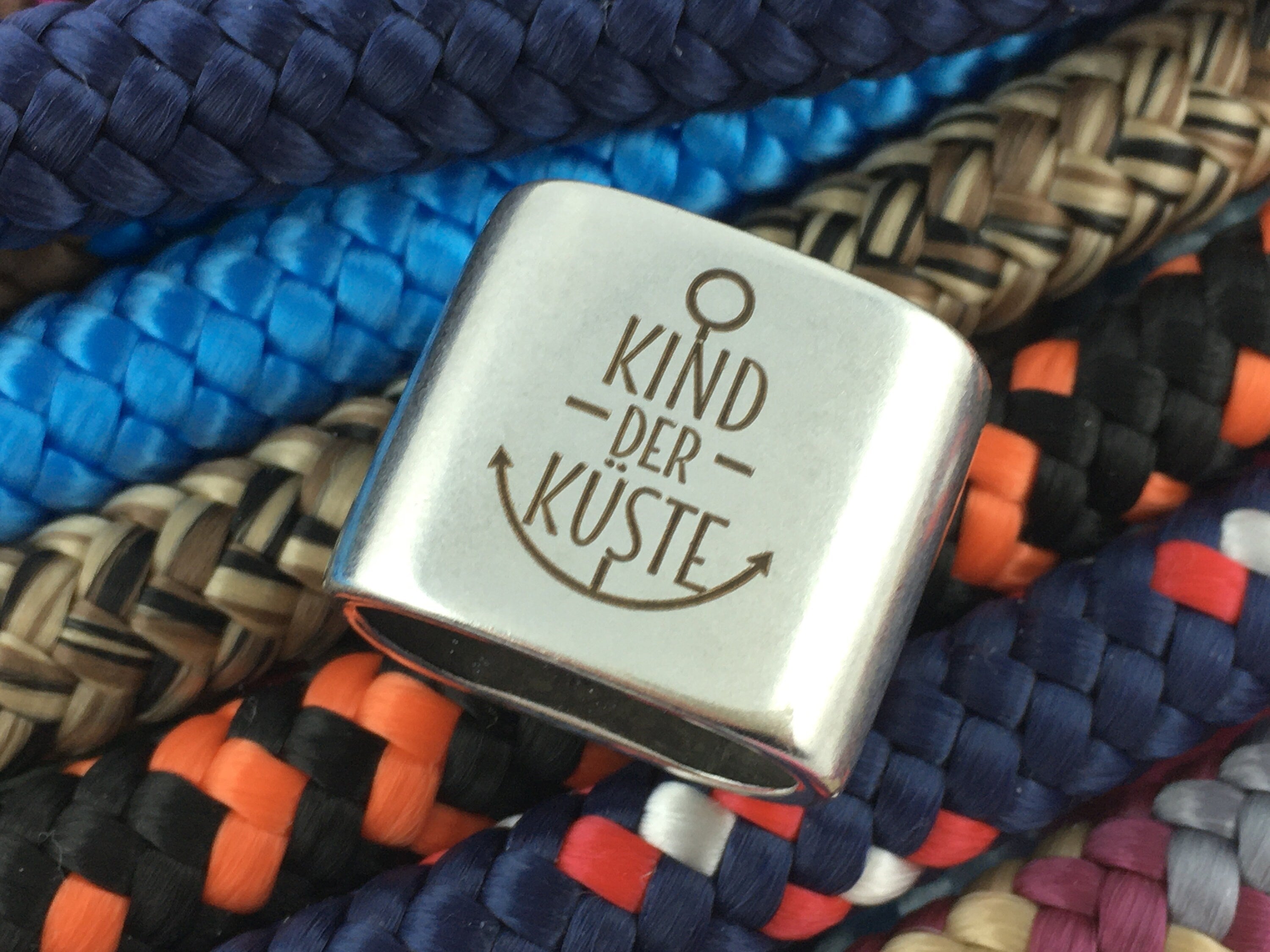 Schlüsselanhänger aus Segelseil mit versilbertem Zwischenstück mit Gravur "Kind der Küste" in Wunschfarbe ganz individuell