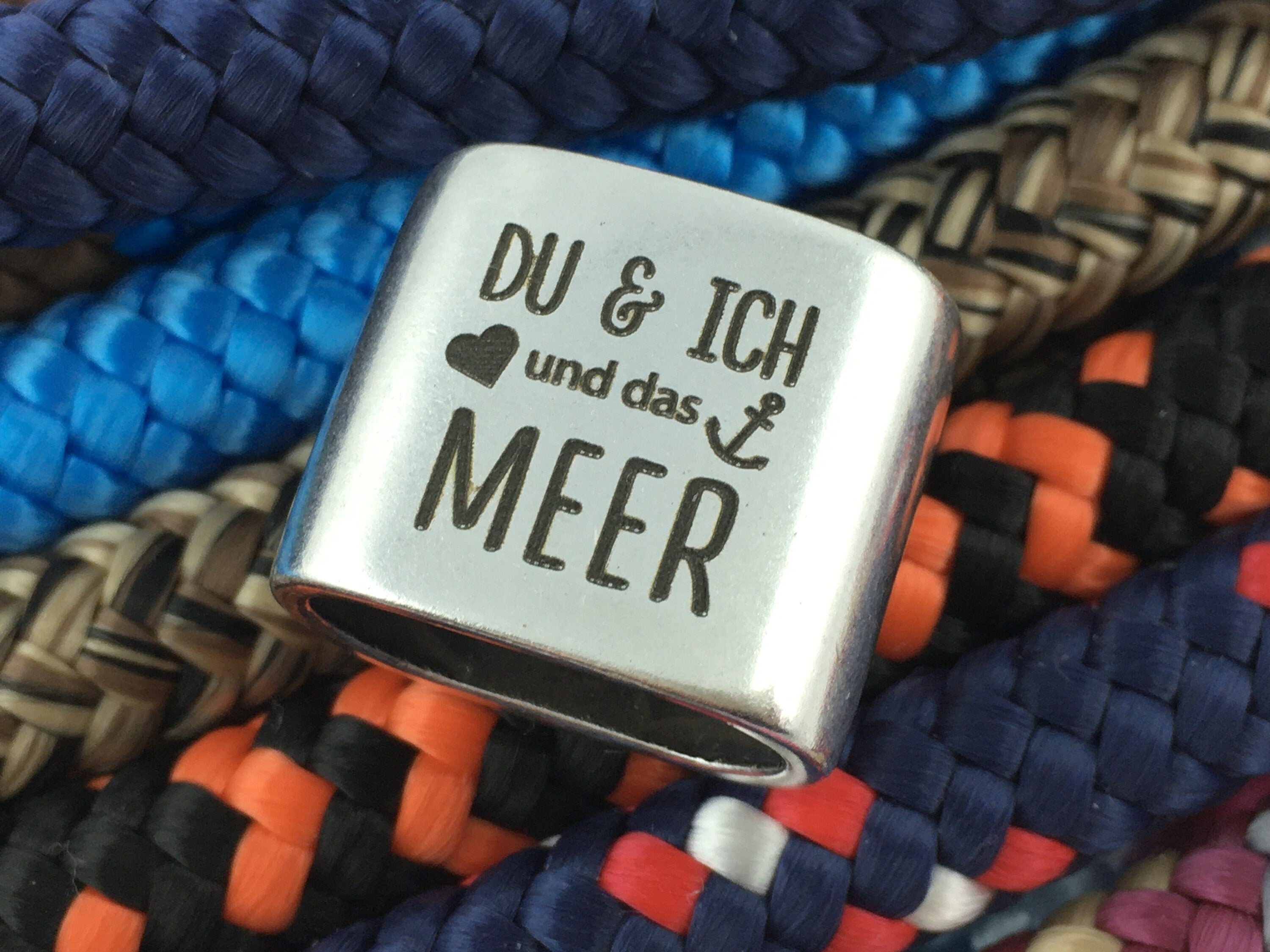Schlüsselanhänger aus Segelseil mit versilbertem Zwischenstück mit Gravur "Du & ich und das Meer" in Wunschfarbe ganz individuell