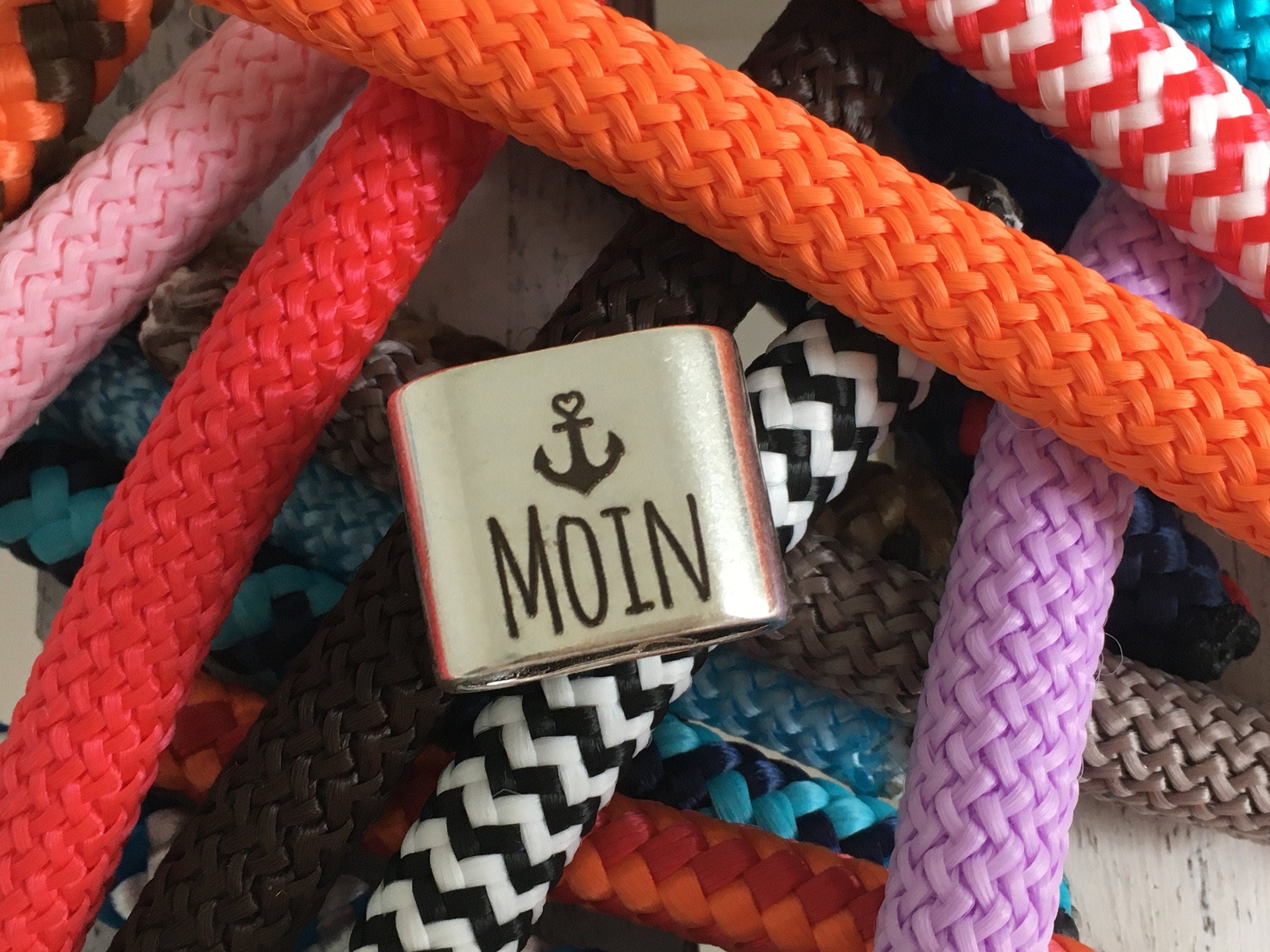 Schlüsselanhänger aus Segelseil mit versilbertem Zwischenstück mit Gravur "Moin" in Wunschfarbe ganz individuell