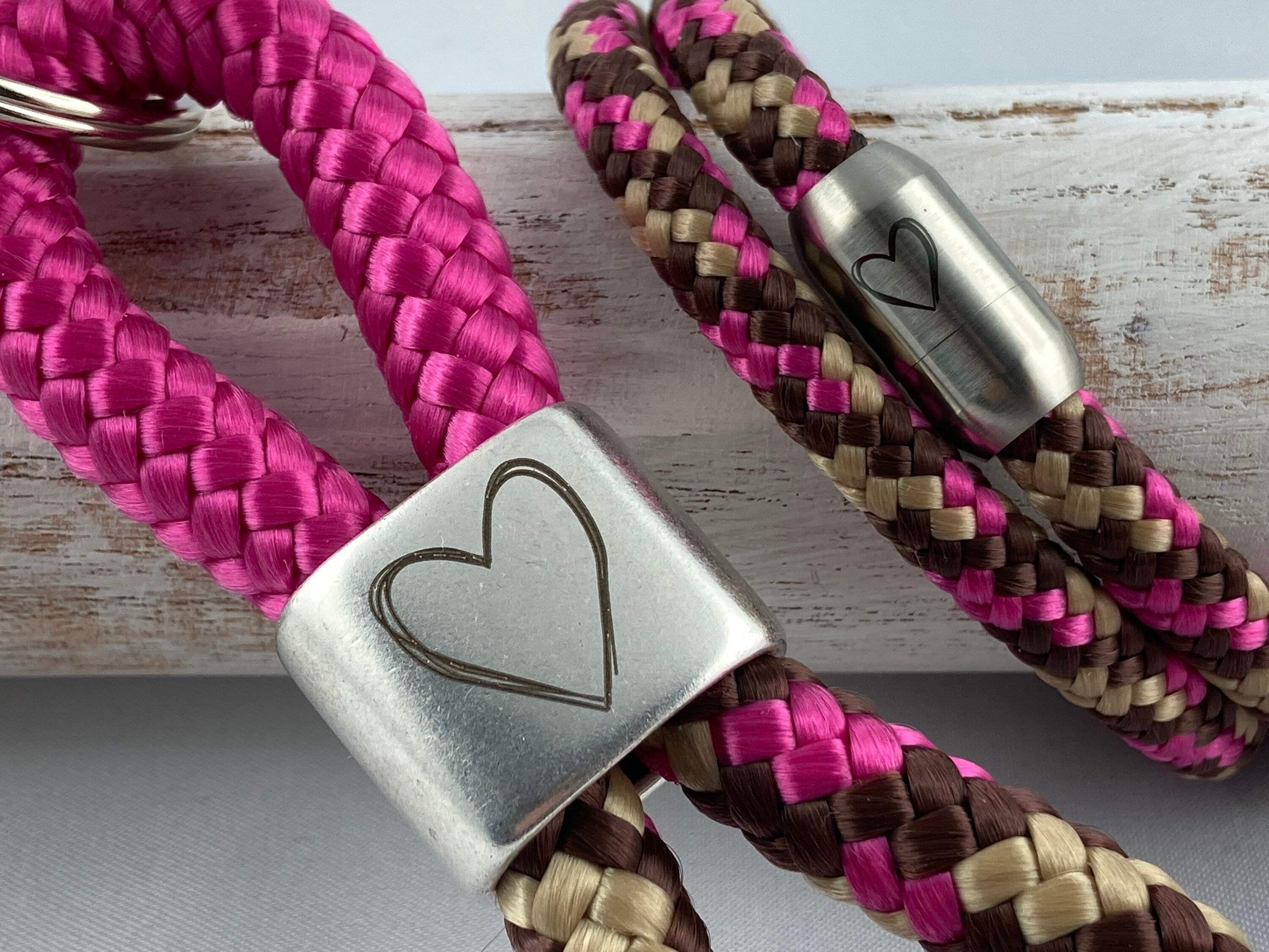 Set Schlüsselanhänger mit versilbertem Zwischenstück und Armband mit Magnetverschluß aus Edelstahl mit Gravur "Herz", fuchsia/braun-pink-mix