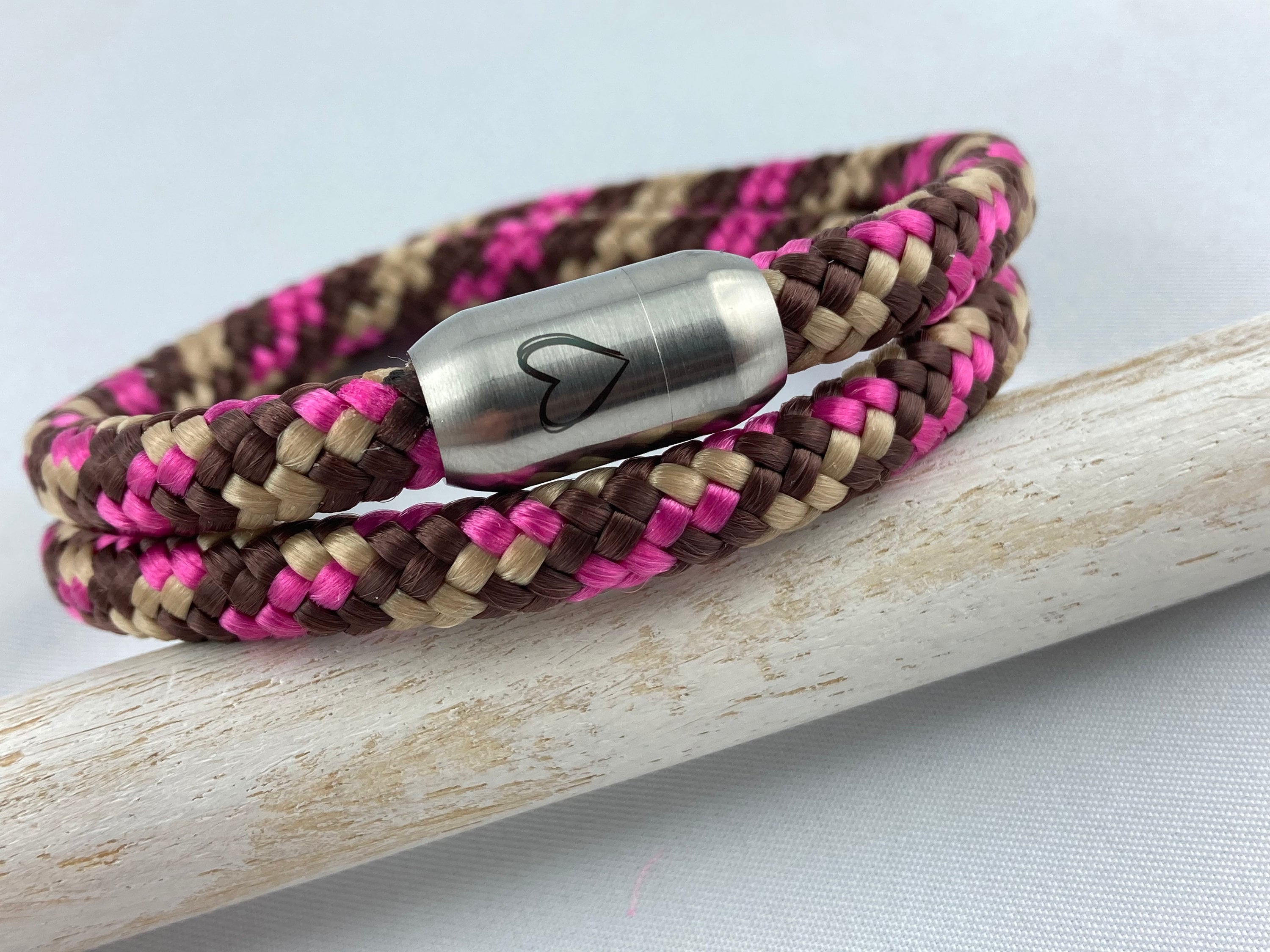 Set Schlüsselanhänger mit versilbertem Zwischenstück und Armband mit Magnetverschluß aus Edelstahl mit Gravur "Herz", fuchsia/braun-pink-mix