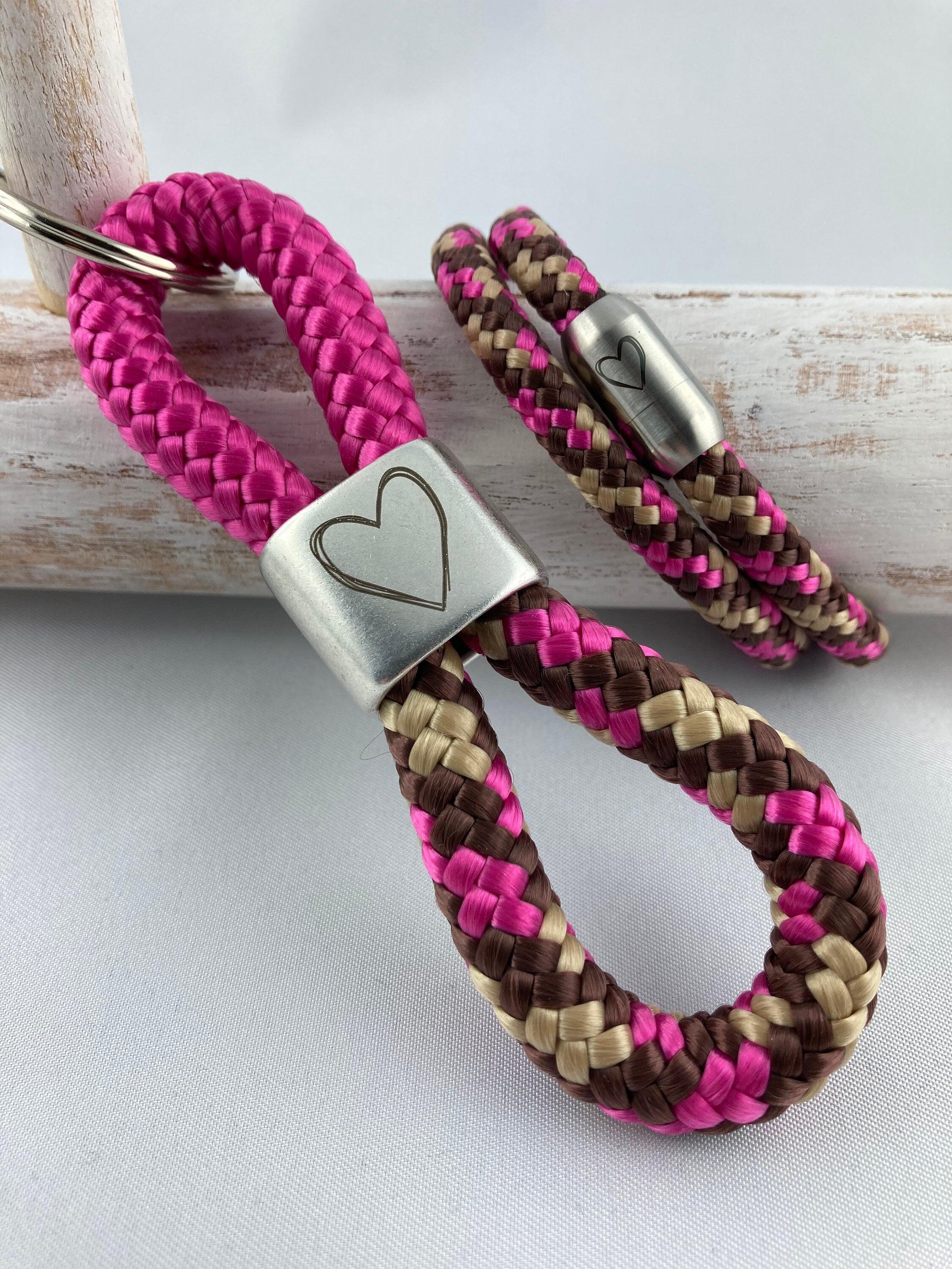 Set Schlüsselanhänger mit versilbertem Zwischenstück und Armband mit Magnetverschluß aus Edelstahl mit Gravur "Herz", fuchsia/braun-pink-mix