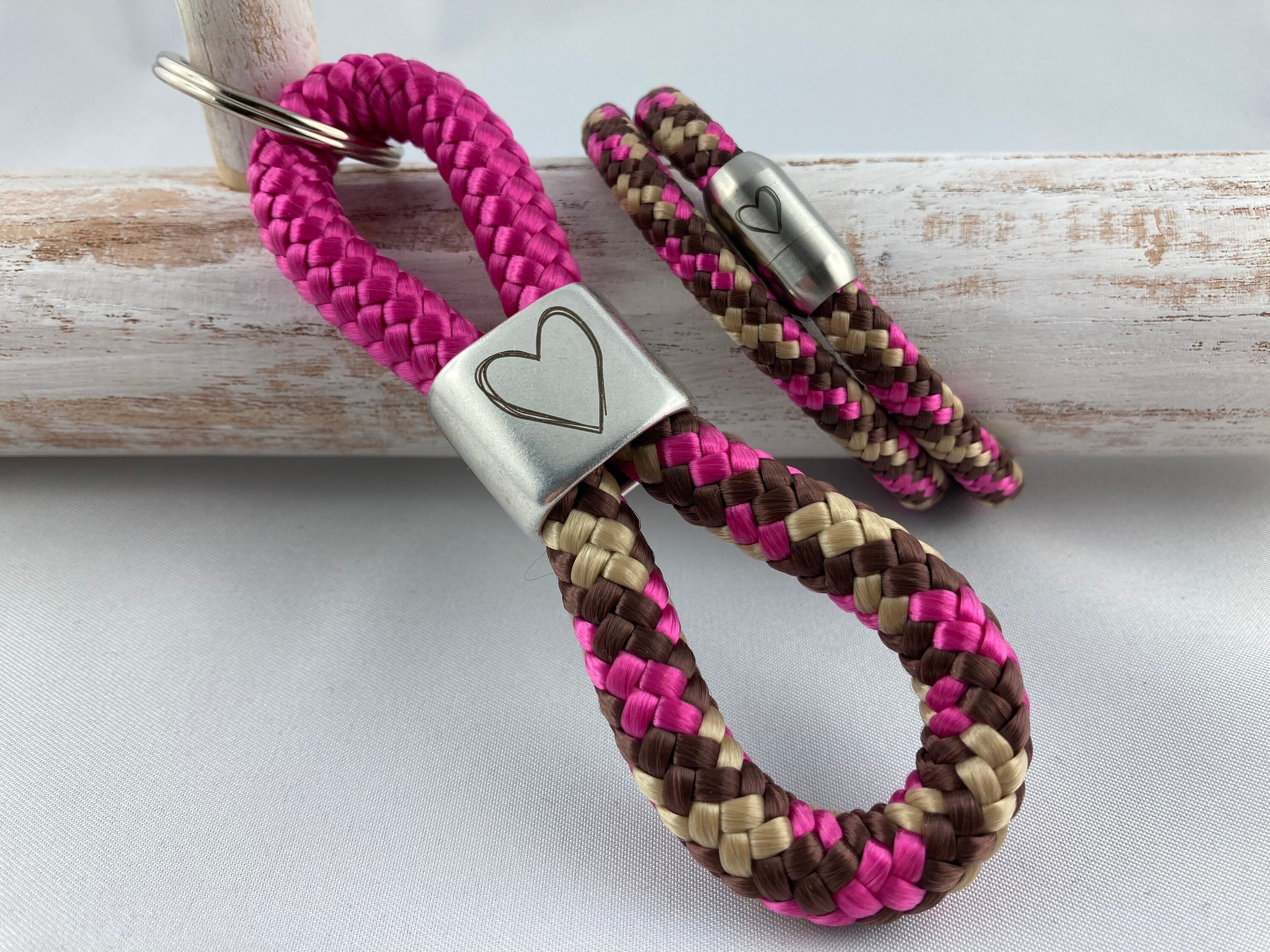 Set Schlüsselanhänger mit versilbertem Zwischenstück und Armband mit Magnetverschluß aus Edelstahl mit Gravur "Herz", fuchsia/braun-pink-mix