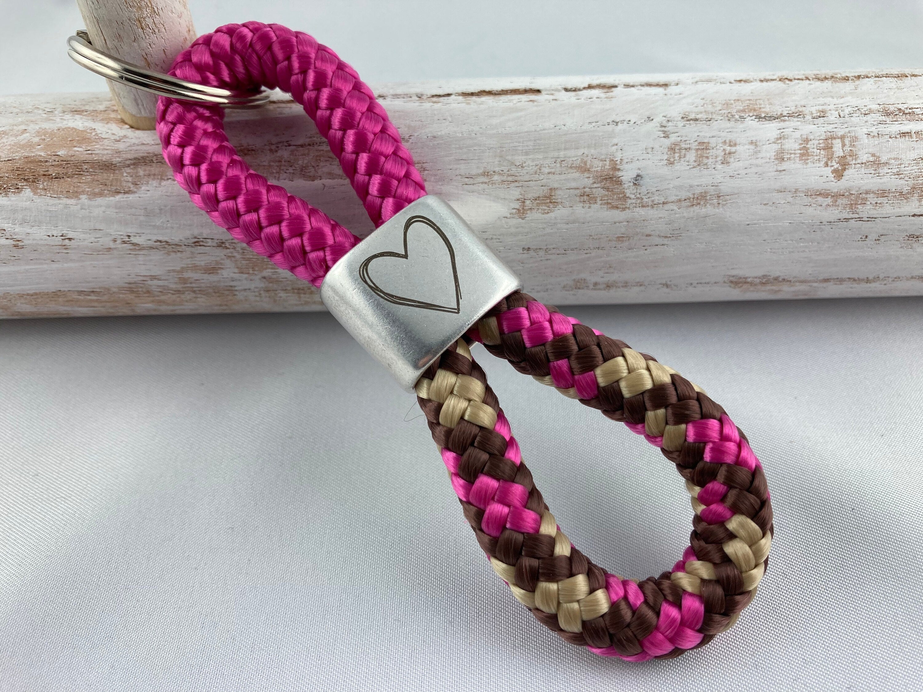 Set Schlüsselanhänger mit versilbertem Zwischenstück und Armband mit Magnetverschluß aus Edelstahl mit Gravur "Herz", fuchsia/braun-pink-mix