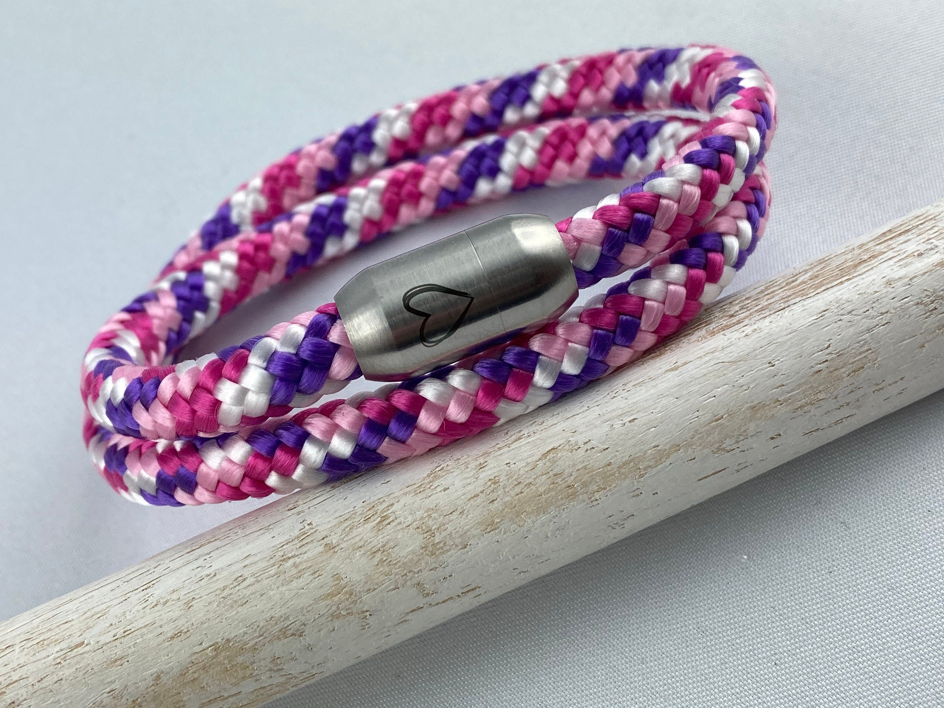Set Schlüsselanhänger mit versilbertem Zwischenstück mit Gravur "Beste Mama der Welt" und Armband mit Magnetverschluß aus Edelstahl mit Herz