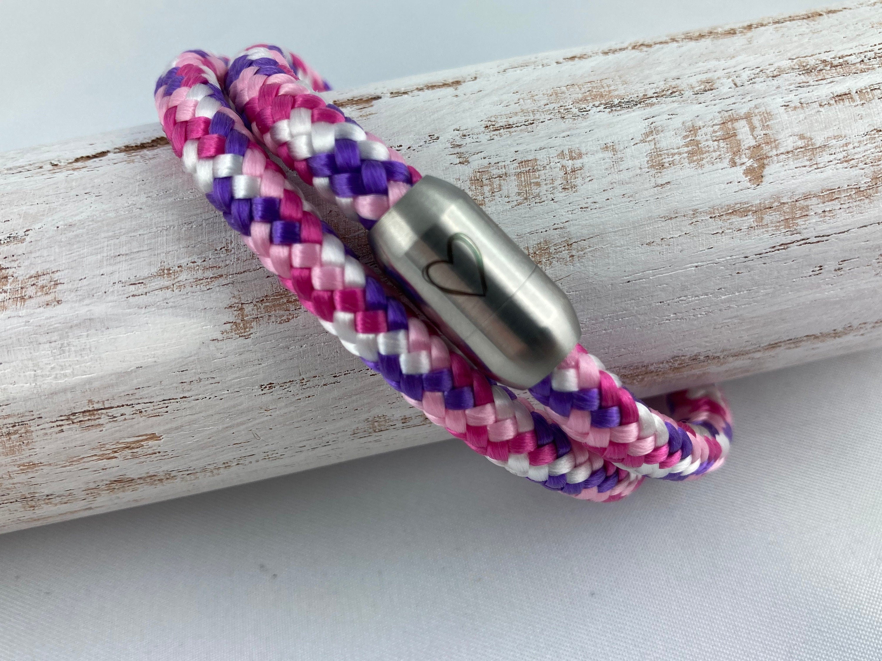 Set Schlüsselanhänger mit versilbertem Zwischenstück mit Gravur "Beste Mama der Welt" und Armband mit Magnetverschluß aus Edelstahl mit Herz