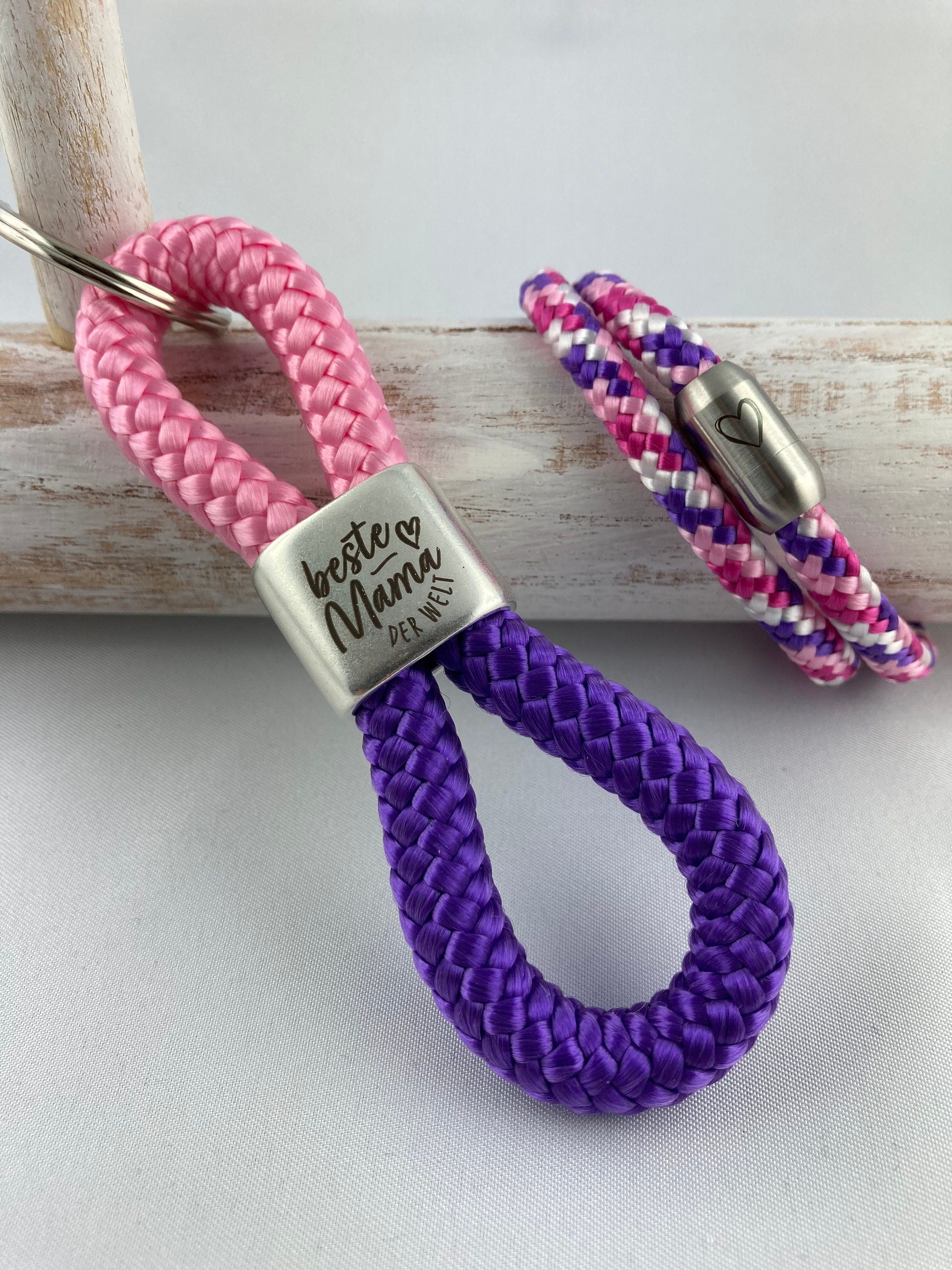 Set Schlüsselanhänger mit versilbertem Zwischenstück mit Gravur "Beste Mama der Welt" und Armband mit Magnetverschluß aus Edelstahl mit Herz