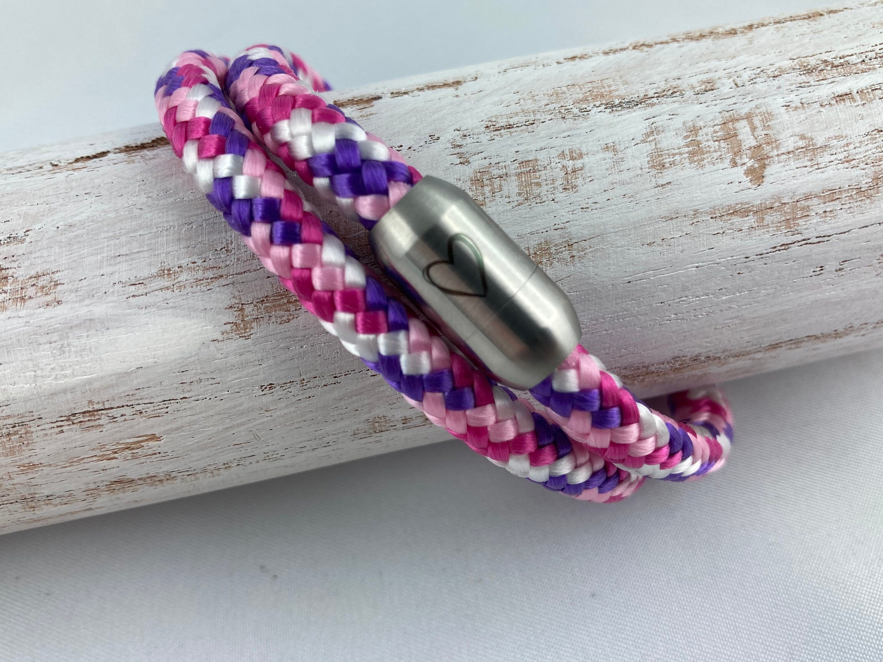 Armband aus Segelseil mit Magnetverschluss aus Edelstahl mit Gravur "Herz" für Damen und Herren ganz individuell in Wunschfarbe
