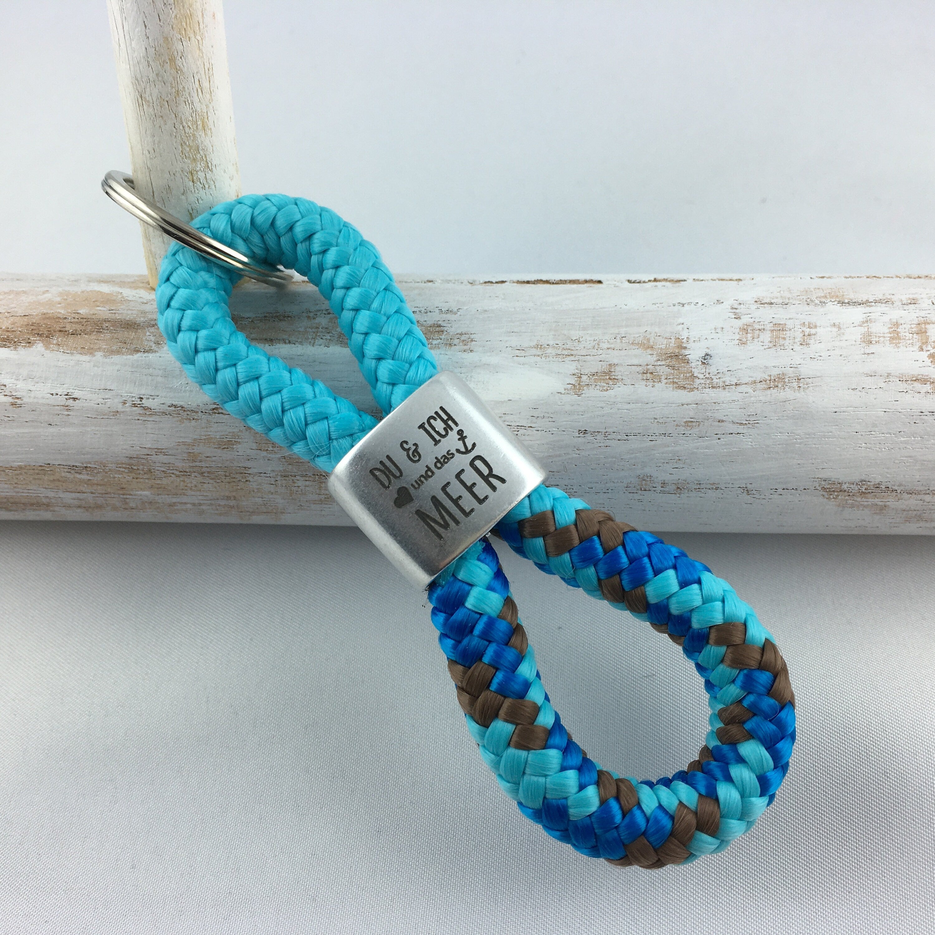 Schlüsselanhänger aus Segelseil mit versilbertem Zwischenstück mit Gravur "Du & ich und das Meer" türkis/ blau-mix