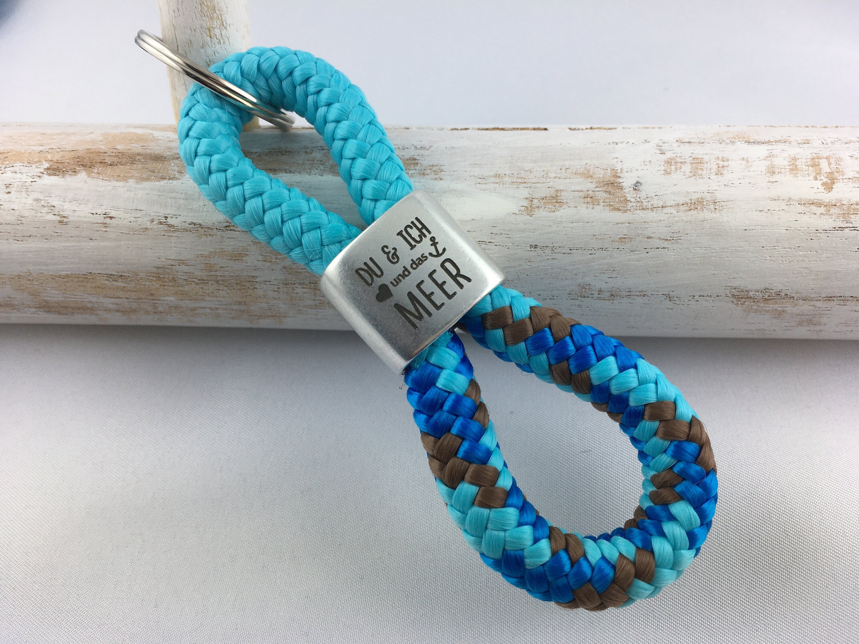 Schlüsselanhänger aus Segelseil mit versilbertem Zwischenstück mit Gravur "Du & ich und das Meer" türkis/ blau-mix