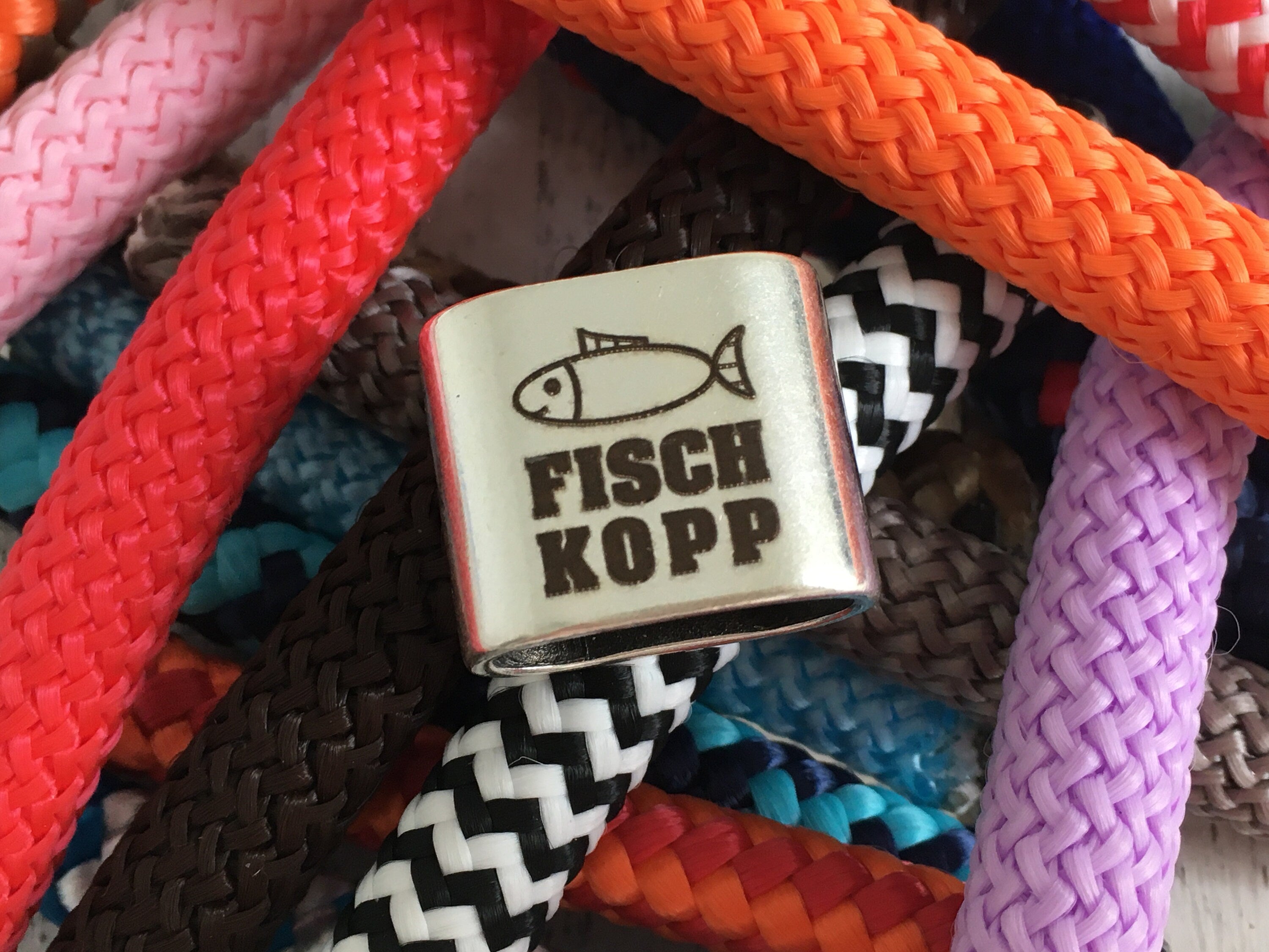 Schlüsselanhänger aus Segelseil mit versilbertem Zwischenstück mit Gravur "Fischkopp" in Wunschfarbe ganz individuell