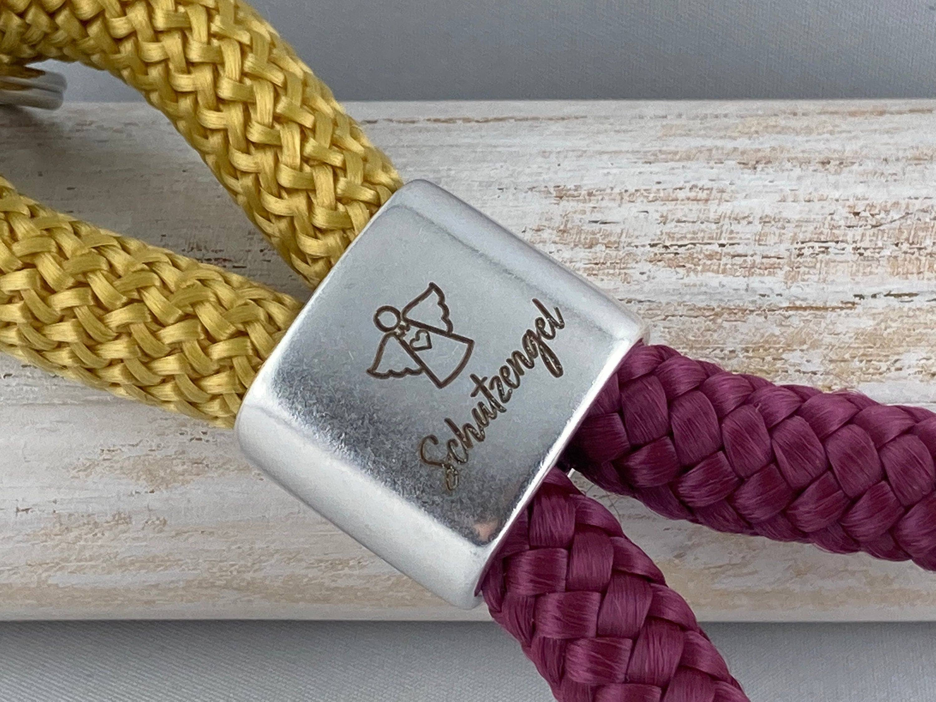 Schlüsselanhänger aus Segelseil mit versilbertem Zwischenstück mit Gravur "Schutzengel", curry/ aubergine