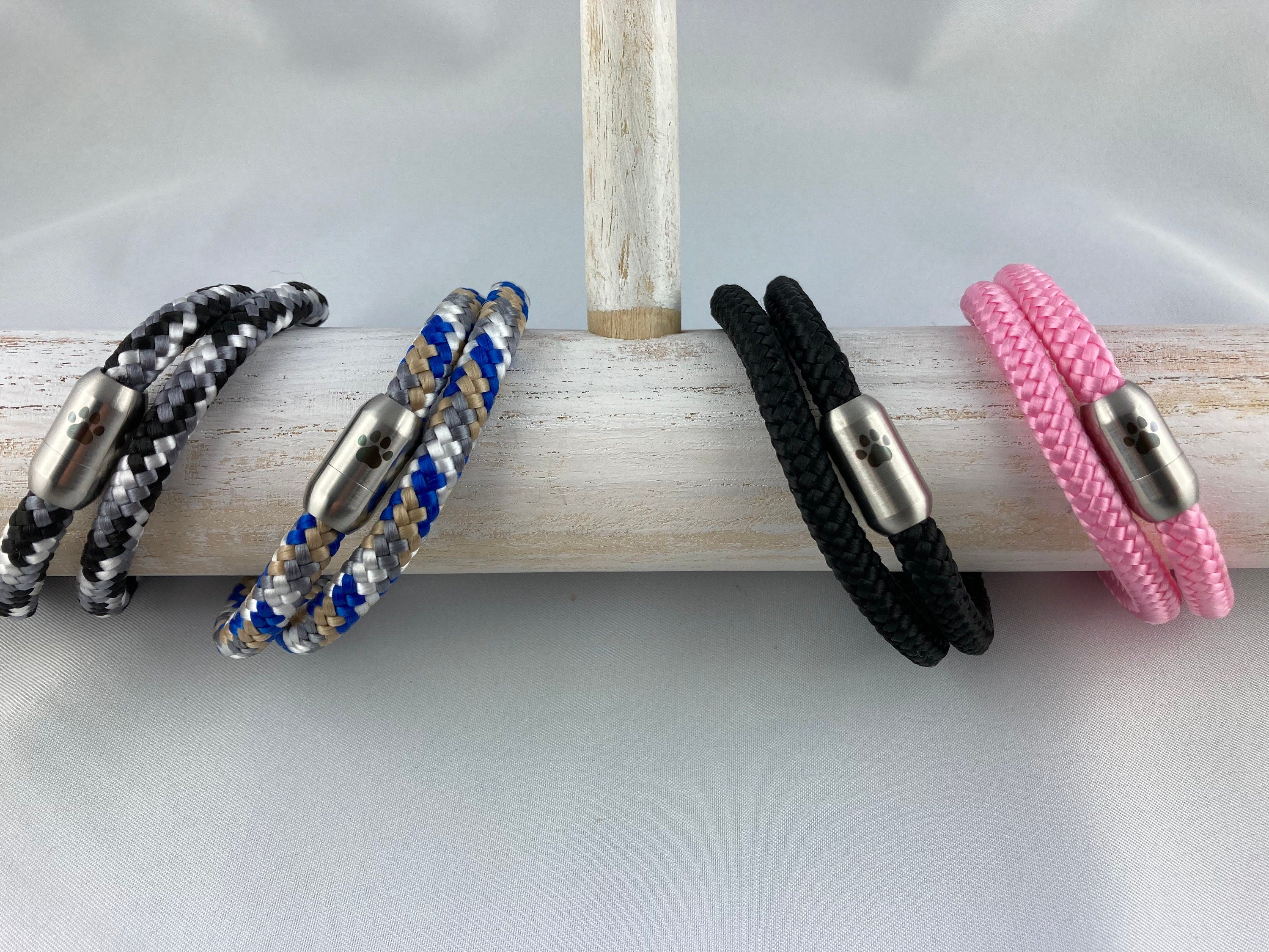 Armband aus Segelseil mit Magnetverschluss aus Edelstahl mit Gravur "Pfote" für Damen und Herren ganz individuell in Wunschfarbe
