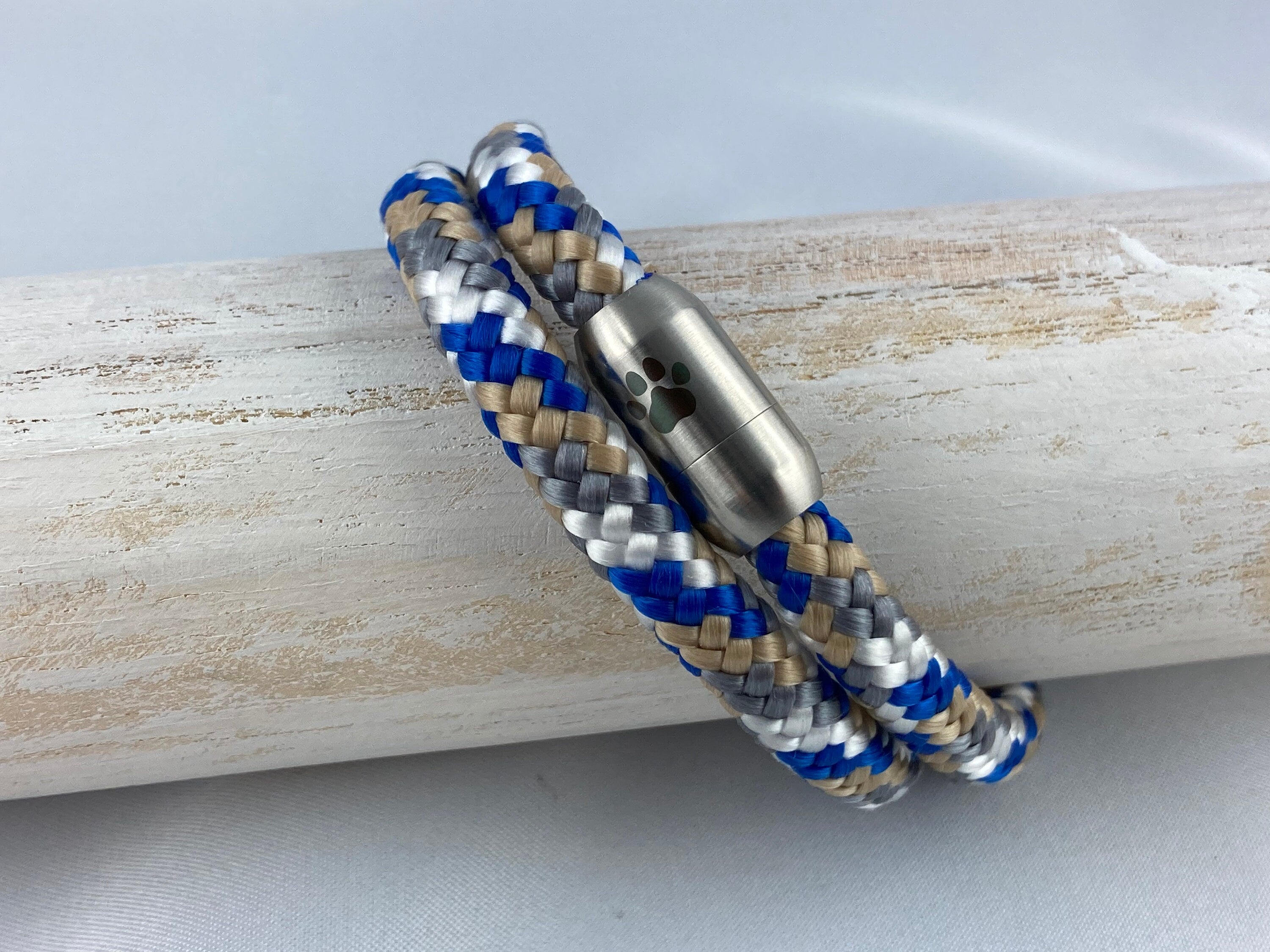 Set Schlüsselanhänger mit versilbertem Zwischenstück mit Gravur "Hundehaushalt" und Armband mit Magnetverschluß aus Edelstahl mit Pfote