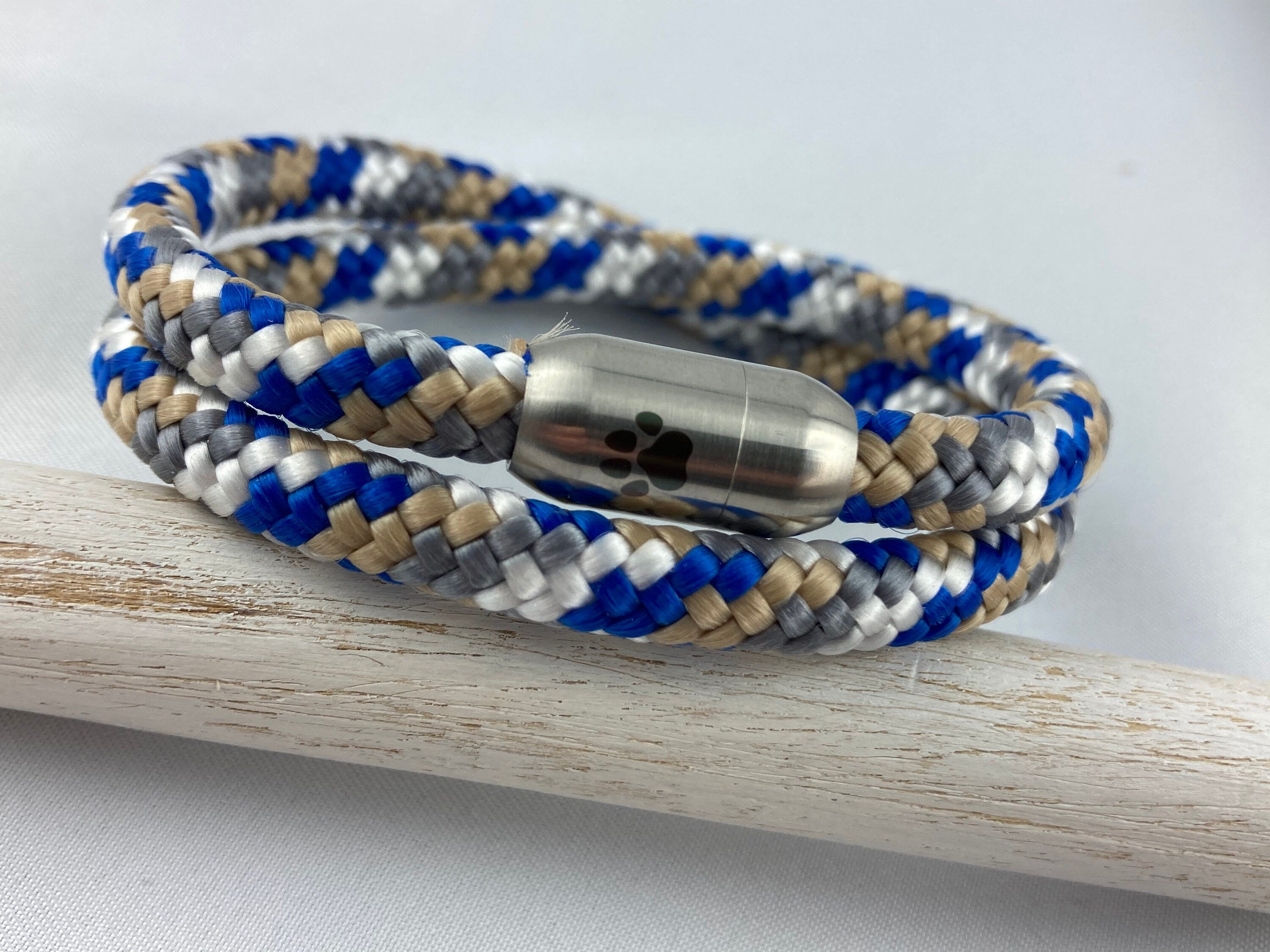 Set Schlüsselanhänger mit versilbertem Zwischenstück mit Gravur "Hundehaushalt" und Armband mit Magnetverschluß aus Edelstahl mit Pfote