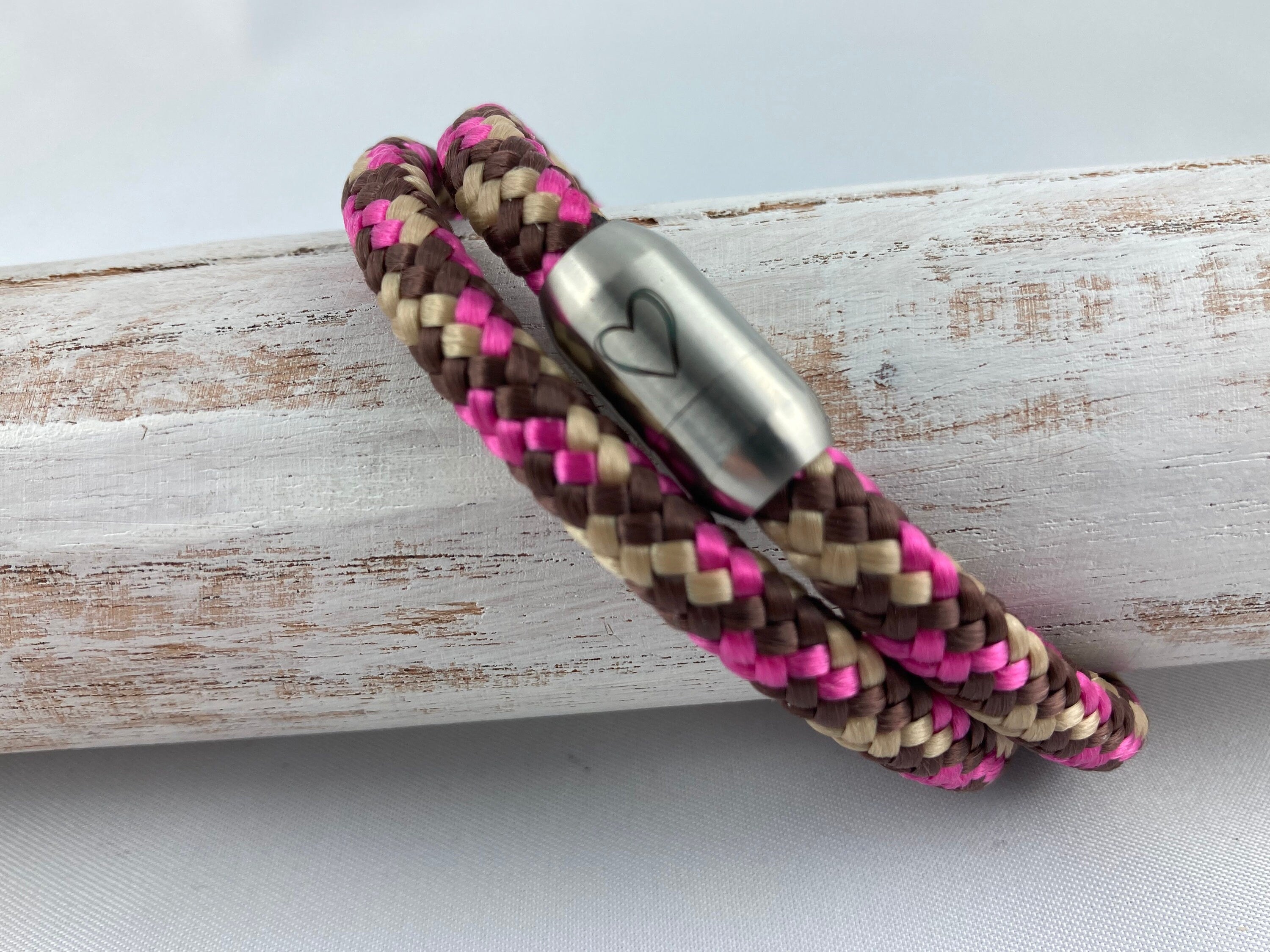 Set Schlüsselanhänger mit versilbertem Zwischenstück und Armband mit Magnetverschluß aus Edelstahl mit Gravur "Herz", fuchsia/braun-pink-mix