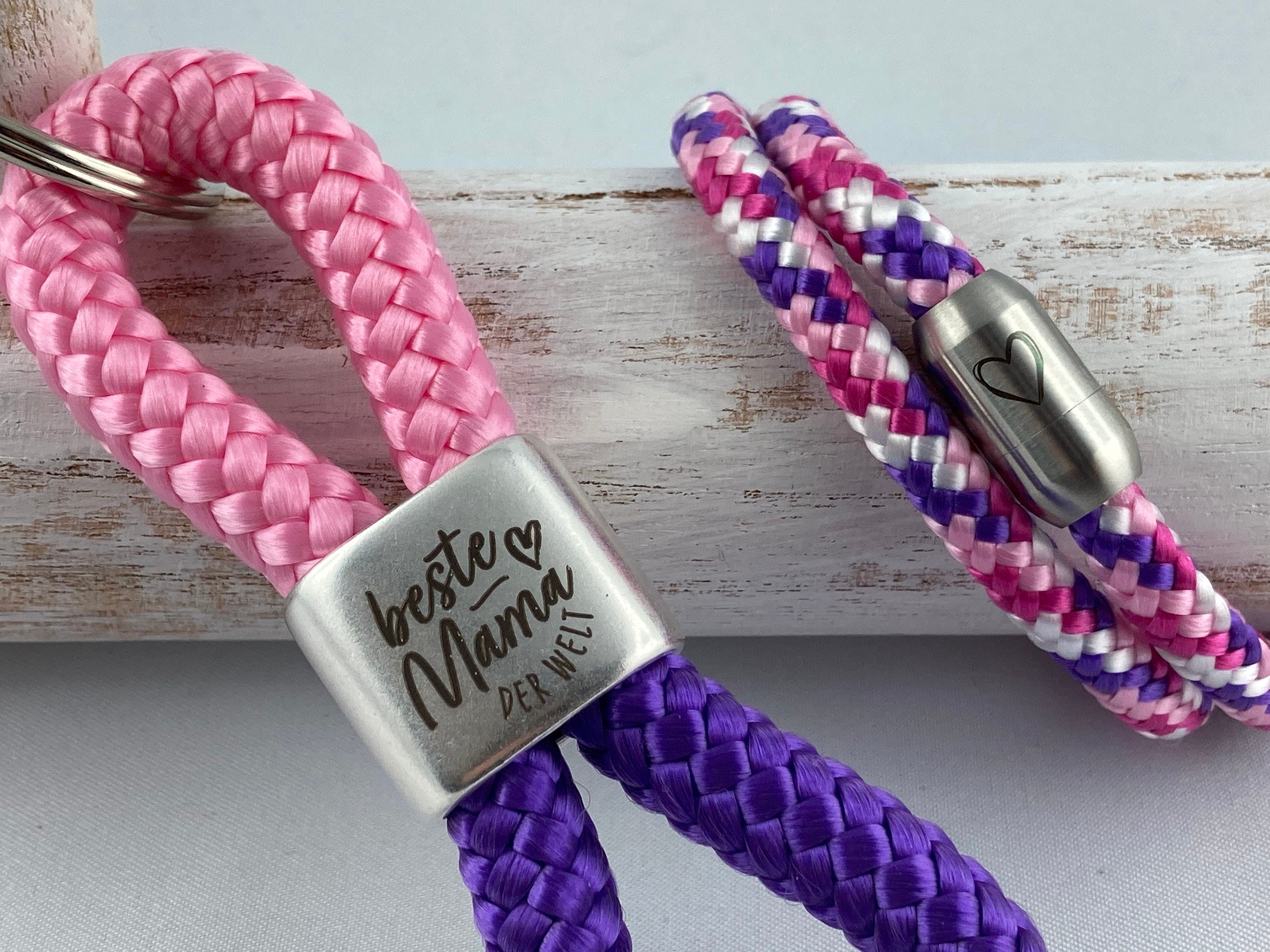 Set Schlüsselanhänger mit versilbertem Zwischenstück mit Gravur "Beste Mama der Welt" und Armband mit Magnetverschluß aus Edelstahl mit Herz