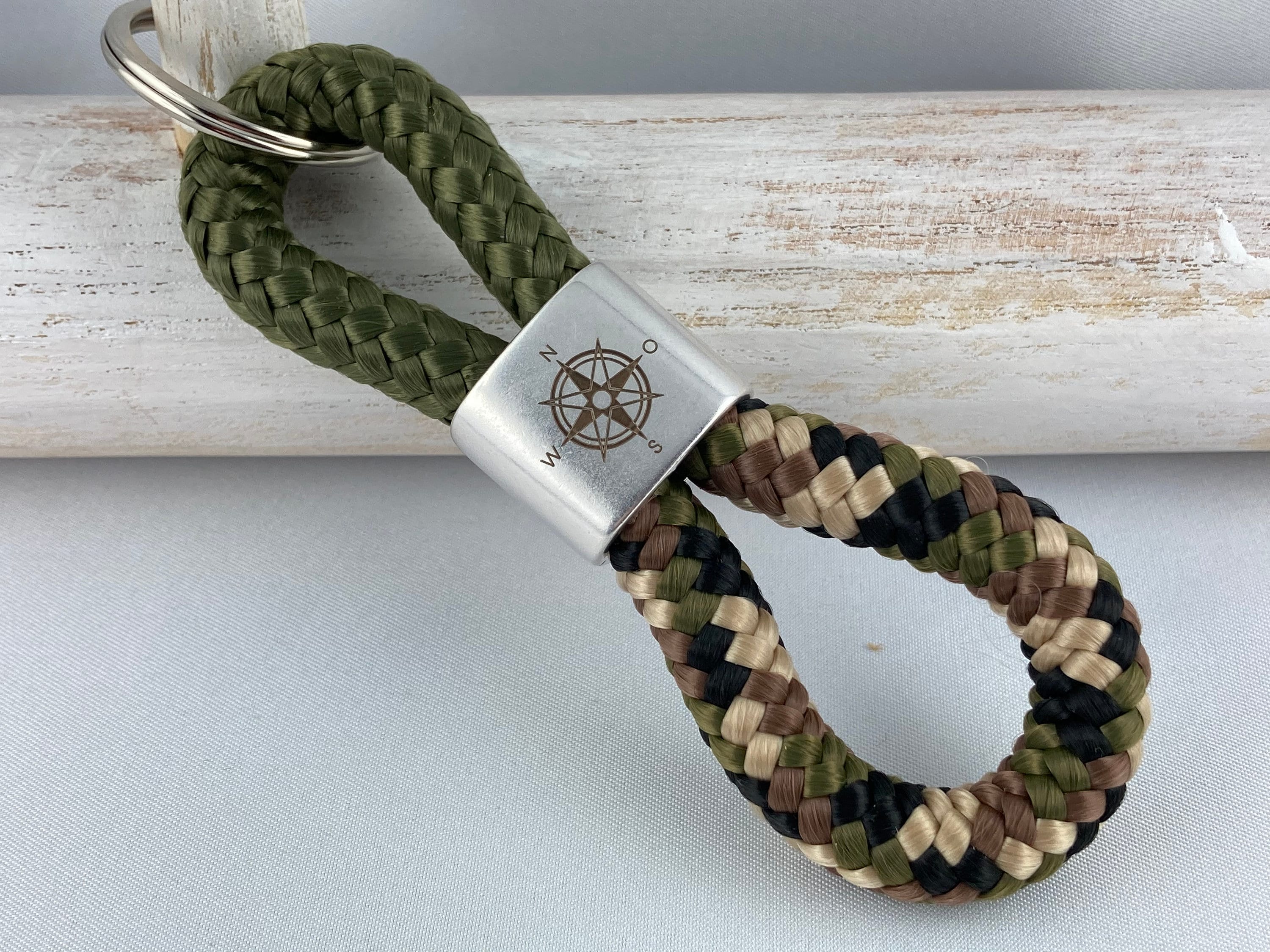 Schlüsselanhänger aus Segelseil mit versilbertem Zwischenstück mit Gravur "Kompassrose", khaki/ camouflage