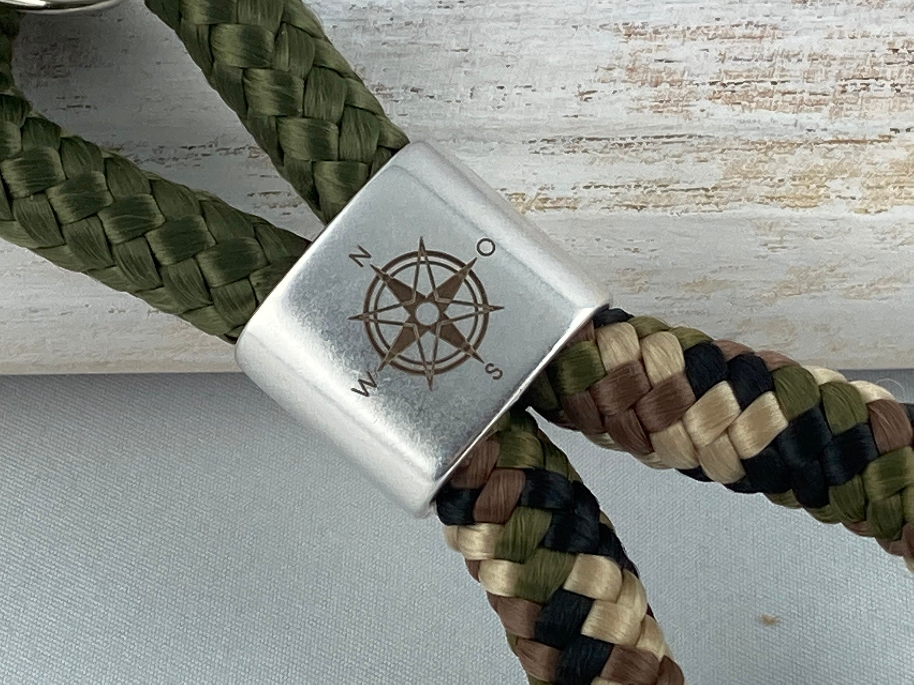Schlüsselanhänger aus Segelseil mit versilbertem Zwischenstück mit Gravur "Kompassrose", khaki/ camouflage