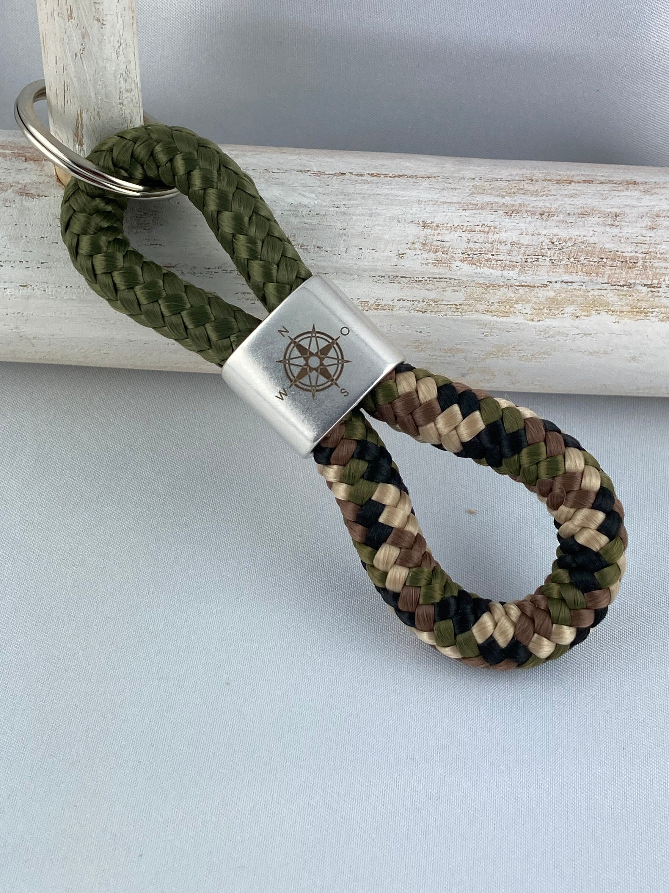 Schlüsselanhänger aus Segelseil mit versilbertem Zwischenstück mit Gravur "Kompassrose", khaki/ camouflage