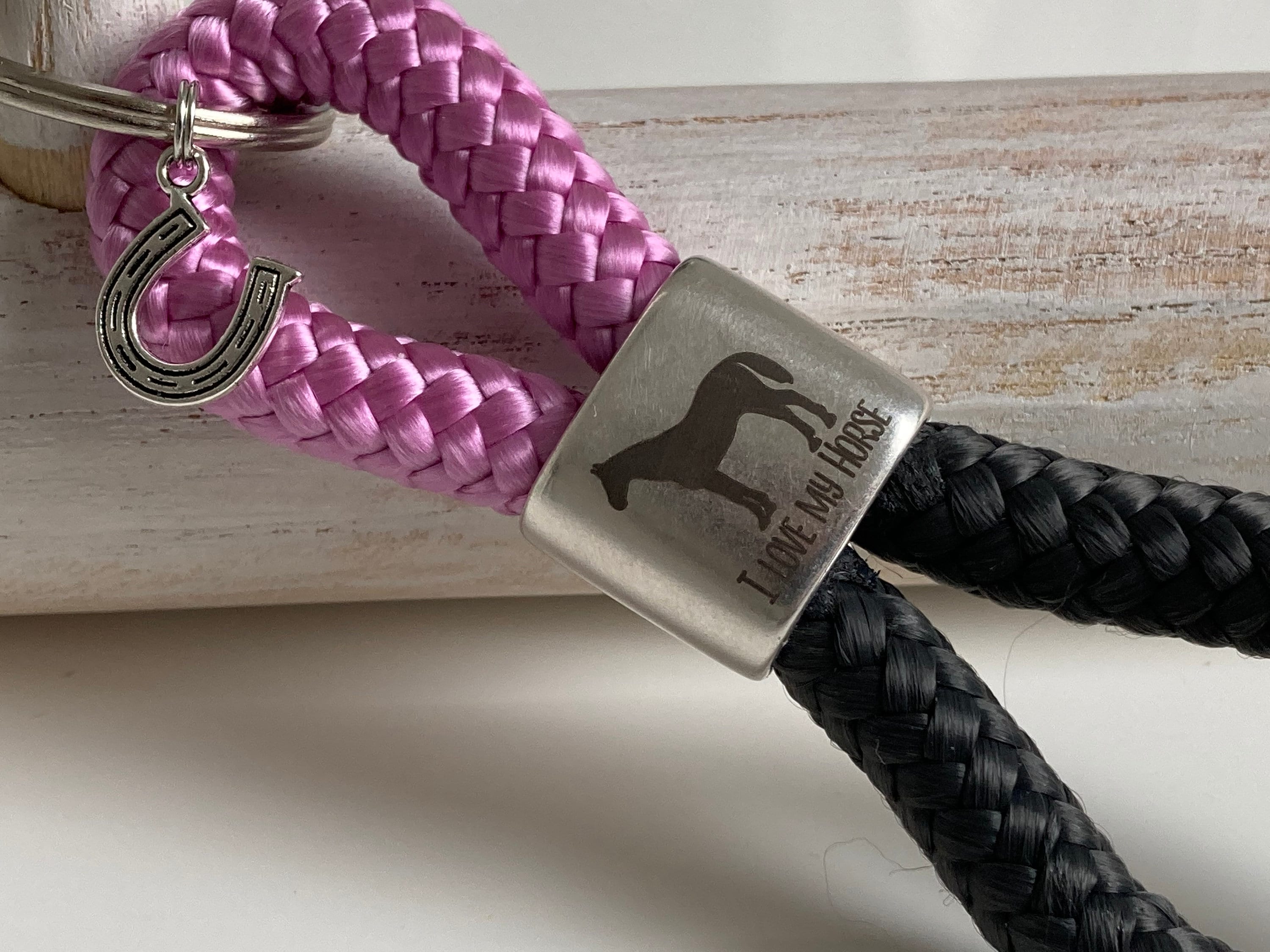 Schlüsselanhänger aus Segelseil mit versilbertem Zwischenstück mit Gravur "I love my horse" u. silberfarbenem Hufeisen grannyrosa/dunkelgrau