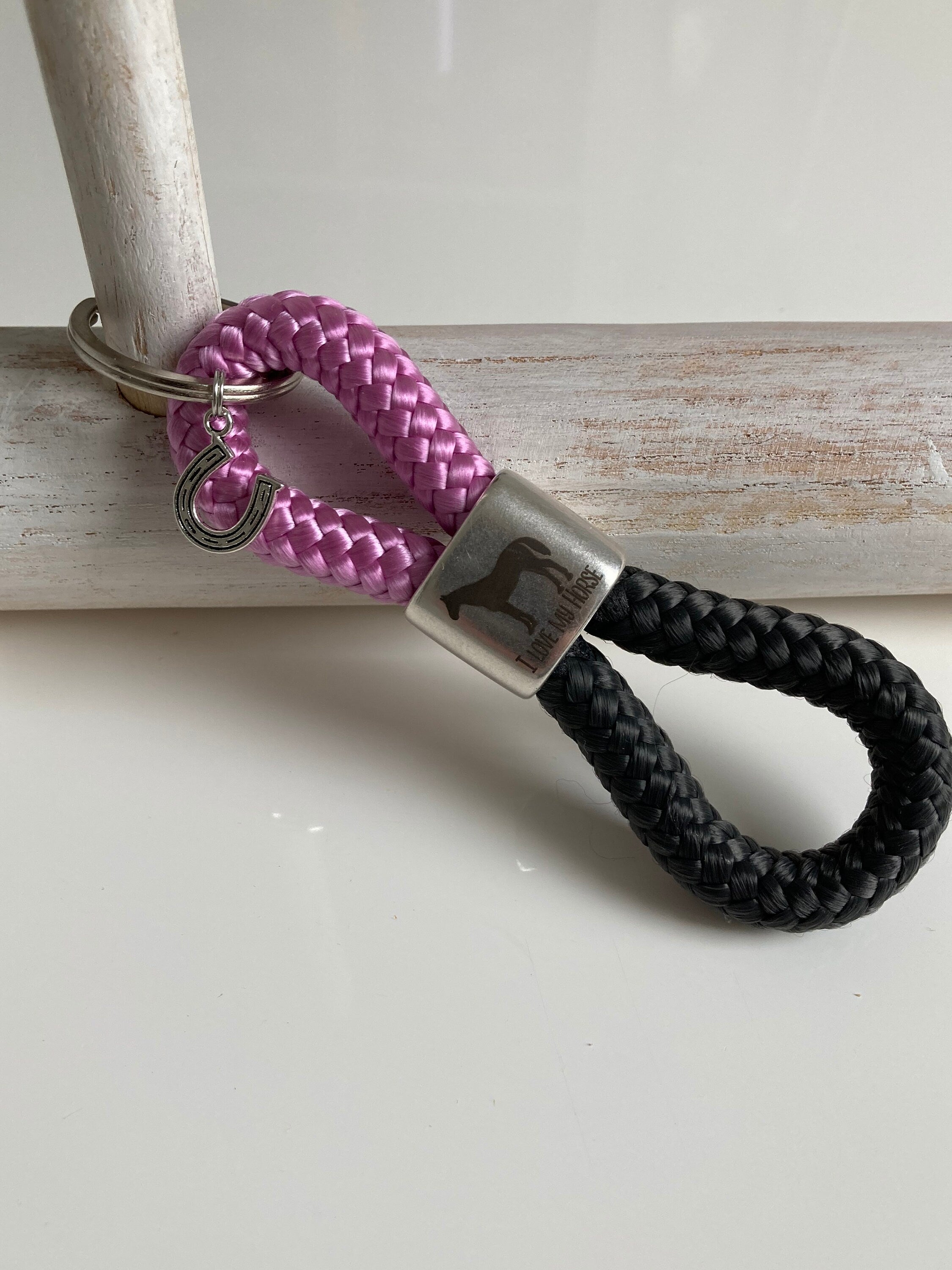 Schlüsselanhänger aus Segelseil mit versilbertem Zwischenstück mit Gravur "I love my horse" u. silberfarbenem Hufeisen grannyrosa/dunkelgrau