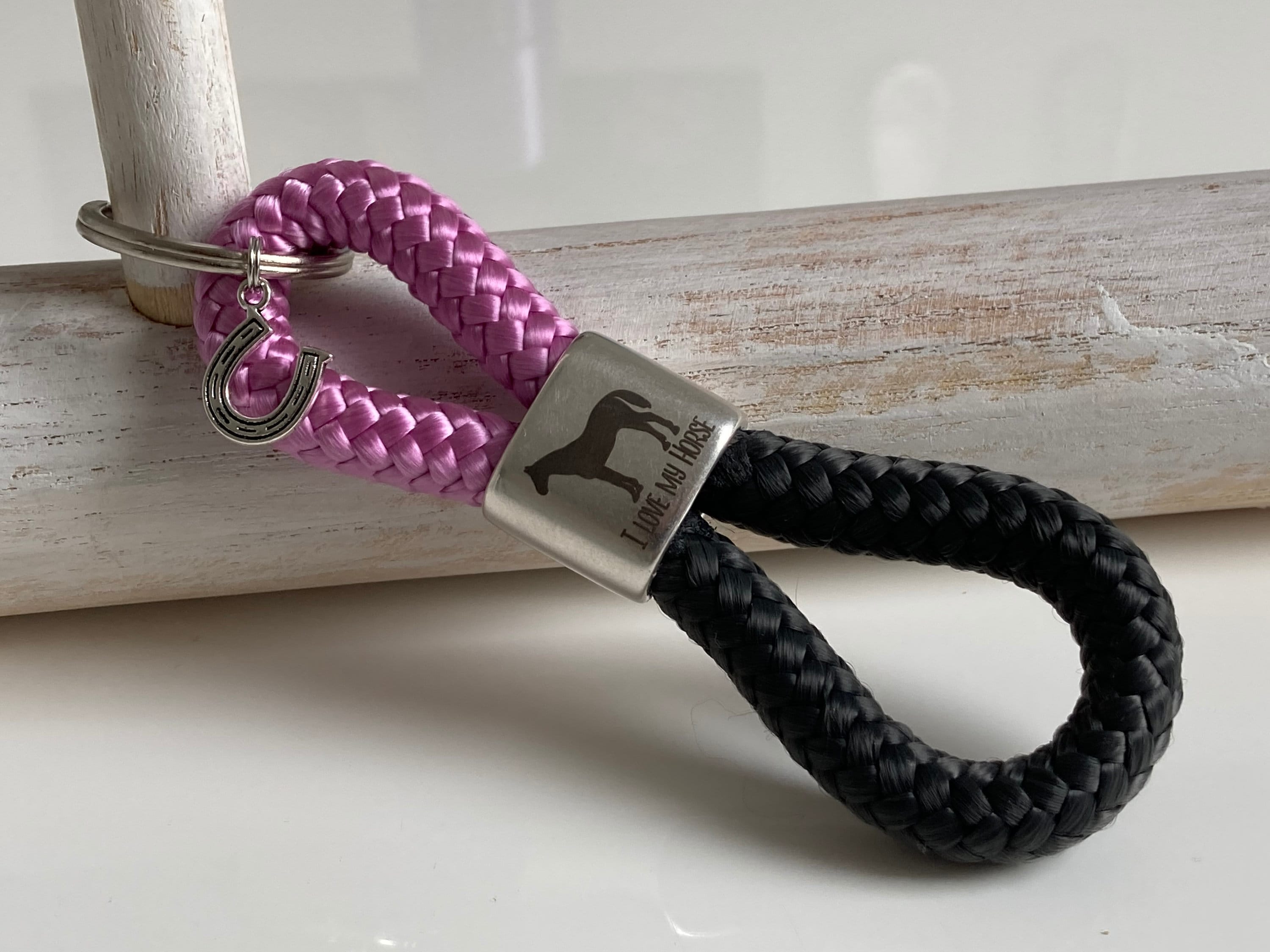 Schlüsselanhänger aus Segelseil mit versilbertem Zwischenstück mit Gravur "I love my horse" u. silberfarbenem Hufeisen grannyrosa/dunkelgrau