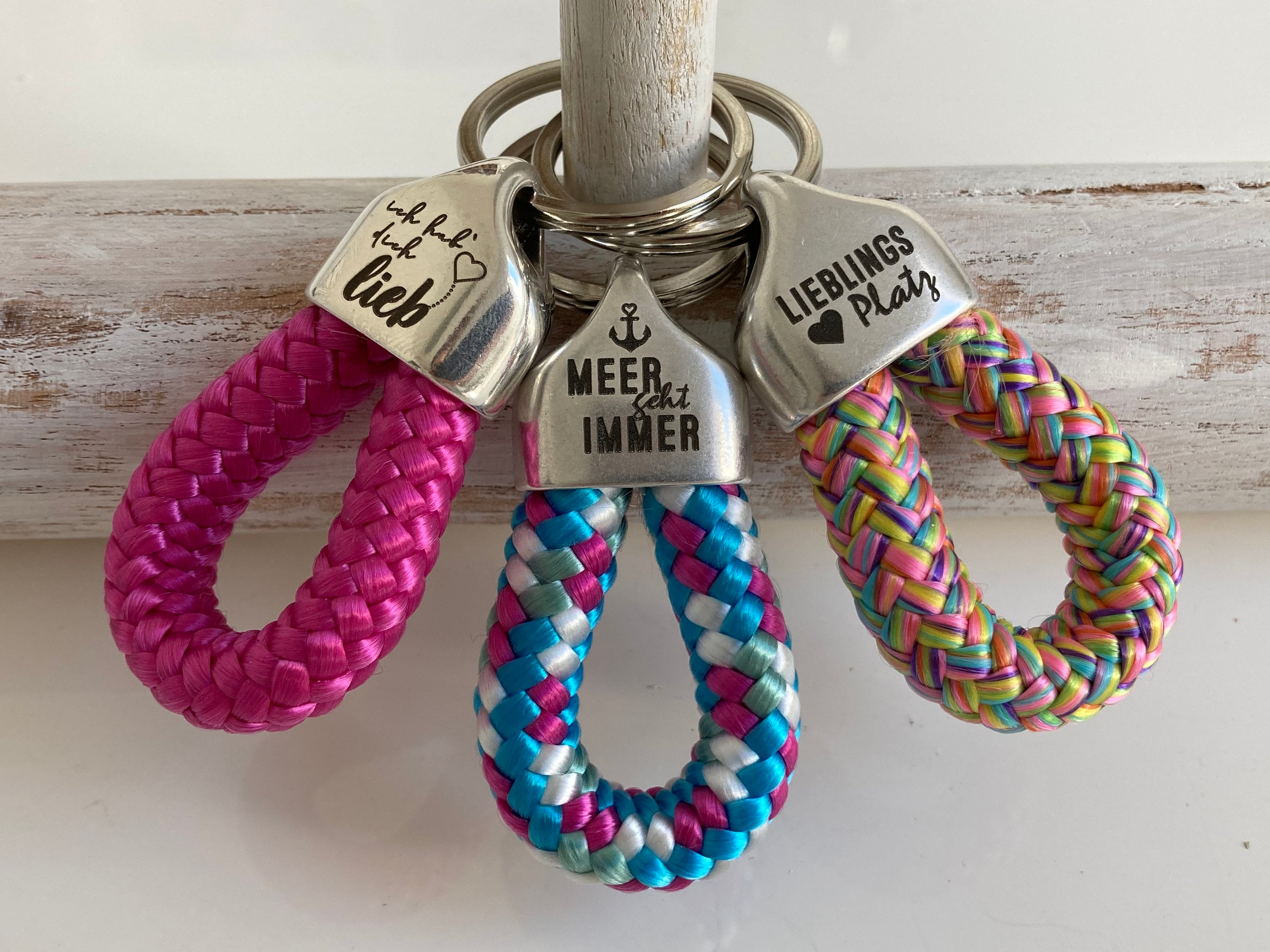 Mini-Schlüsselanhänger aus Segelseil mit versilberter Endkappe mit Gravur in Wunschfarbe ganz individuell