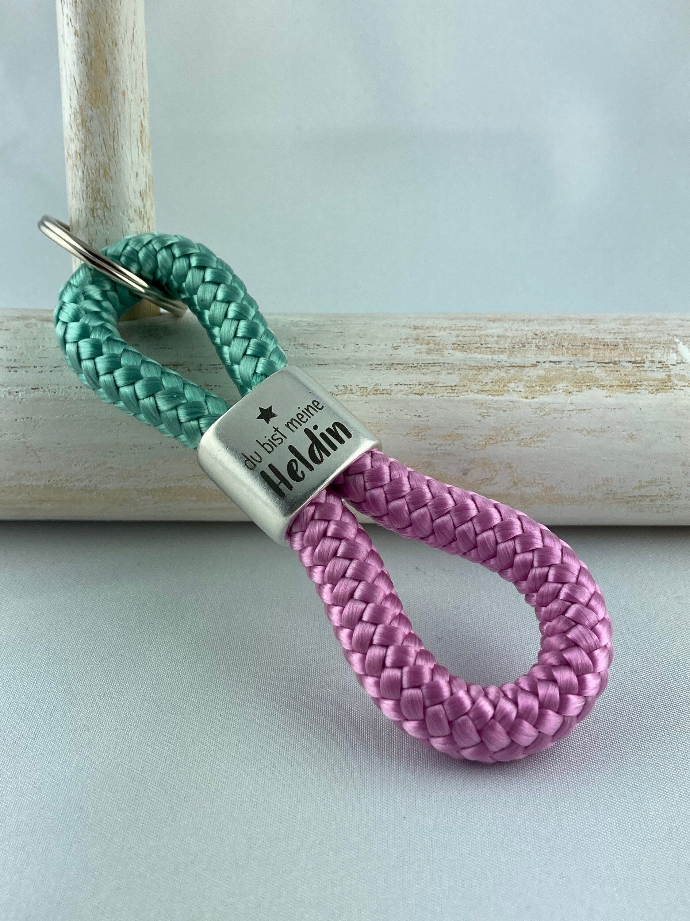 Schlüsselanhänger aus Segelseil mit versilbertem Zwischenstück mit Gravur "du bist meine Heldin", lindgrün/ grannyrosa