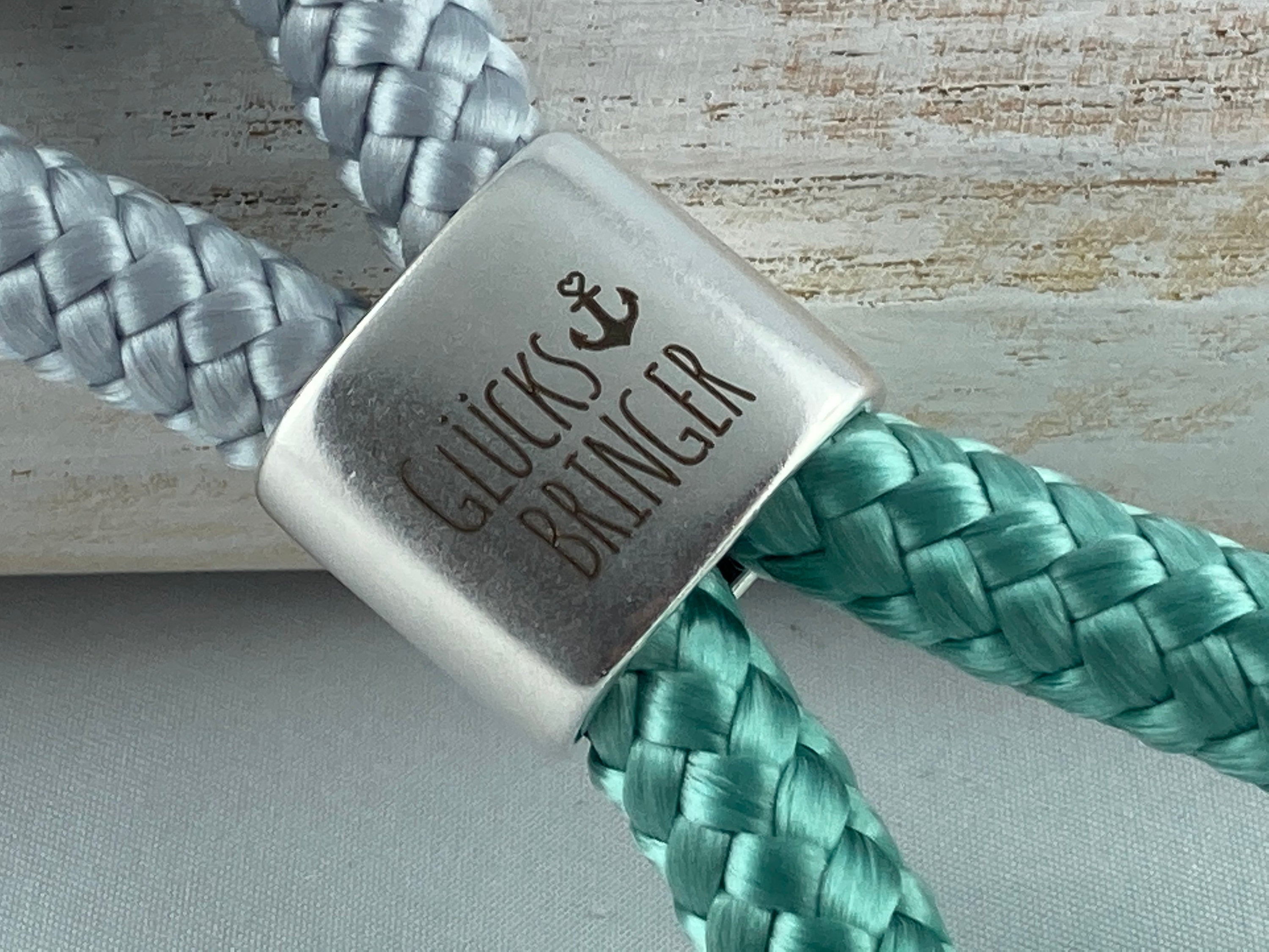 Schlüsselanhänger aus Segelseil mit versilbertem Zwischenstück mit Gravur "Glücksbringer", hellgrau/ lindgrün