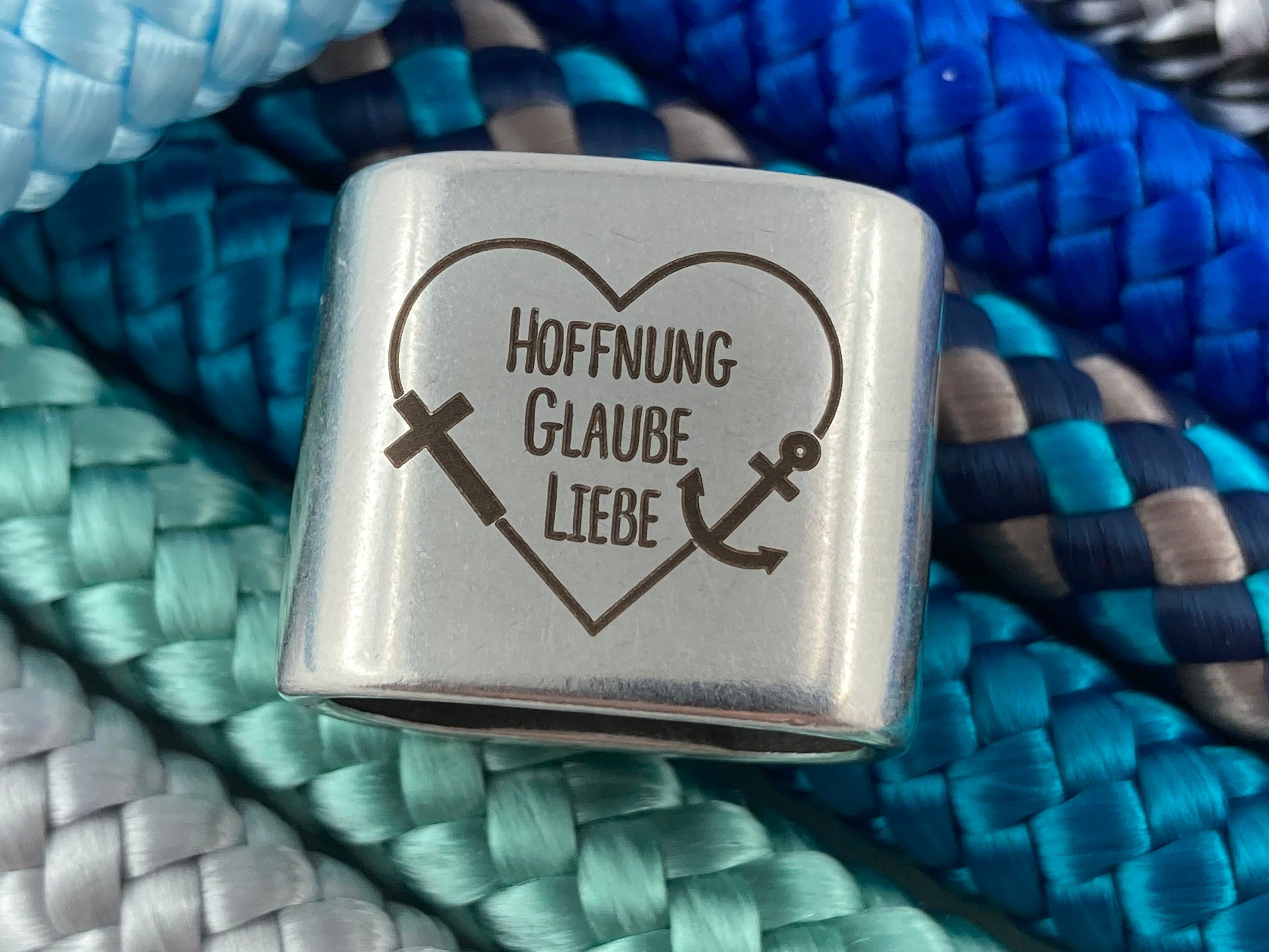 Schlüsselanhänger aus Segelseil mit versilbertem Zwischenstück mit Gravur "Hoffnung Glaube Liebe" in Wunschfarbe