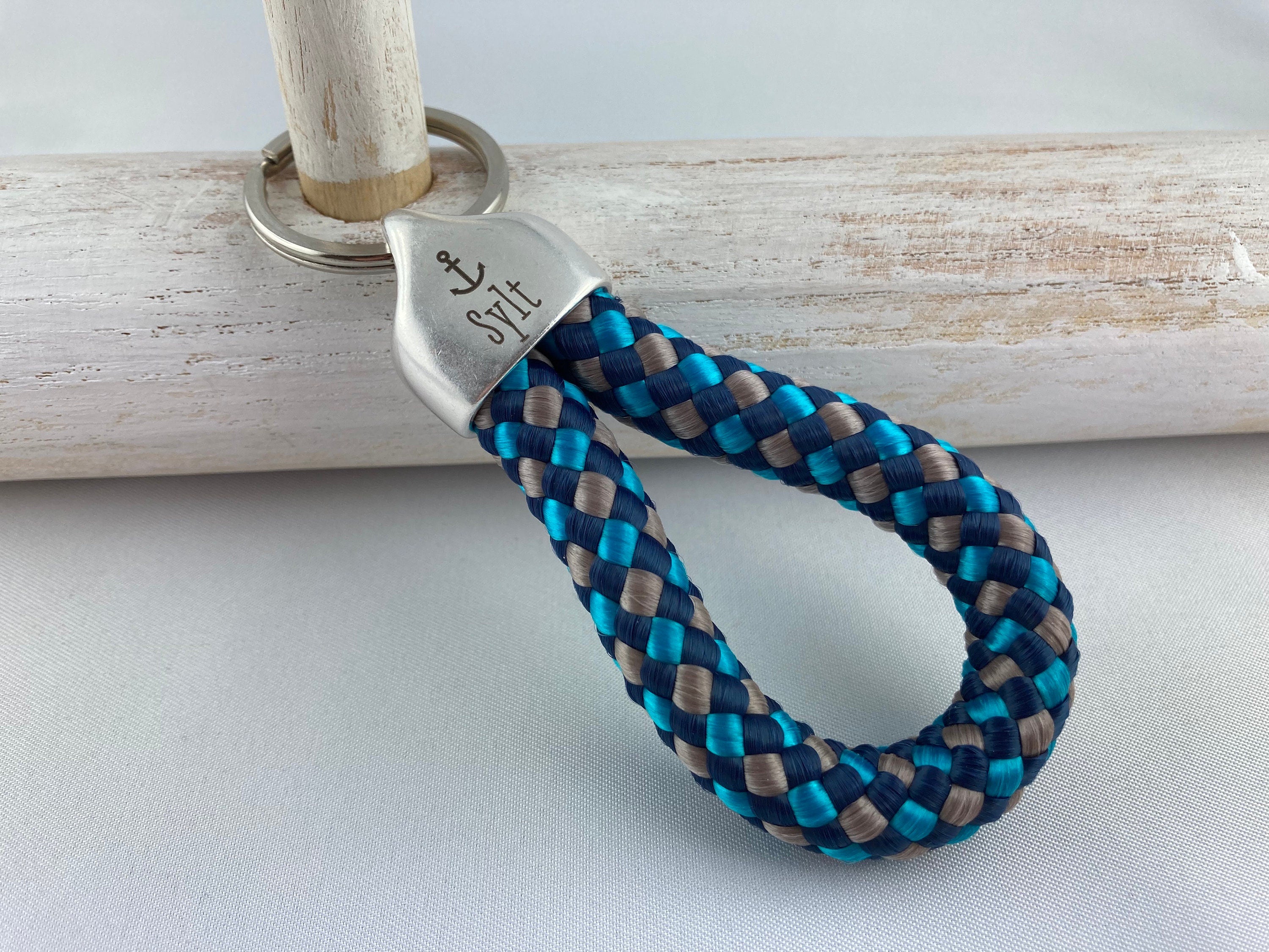 Schlüsselanhänger aus Segelseil mit versilberter Endkappe mit Gravur "Sylt" in Wunschfarbe ganz individuell
