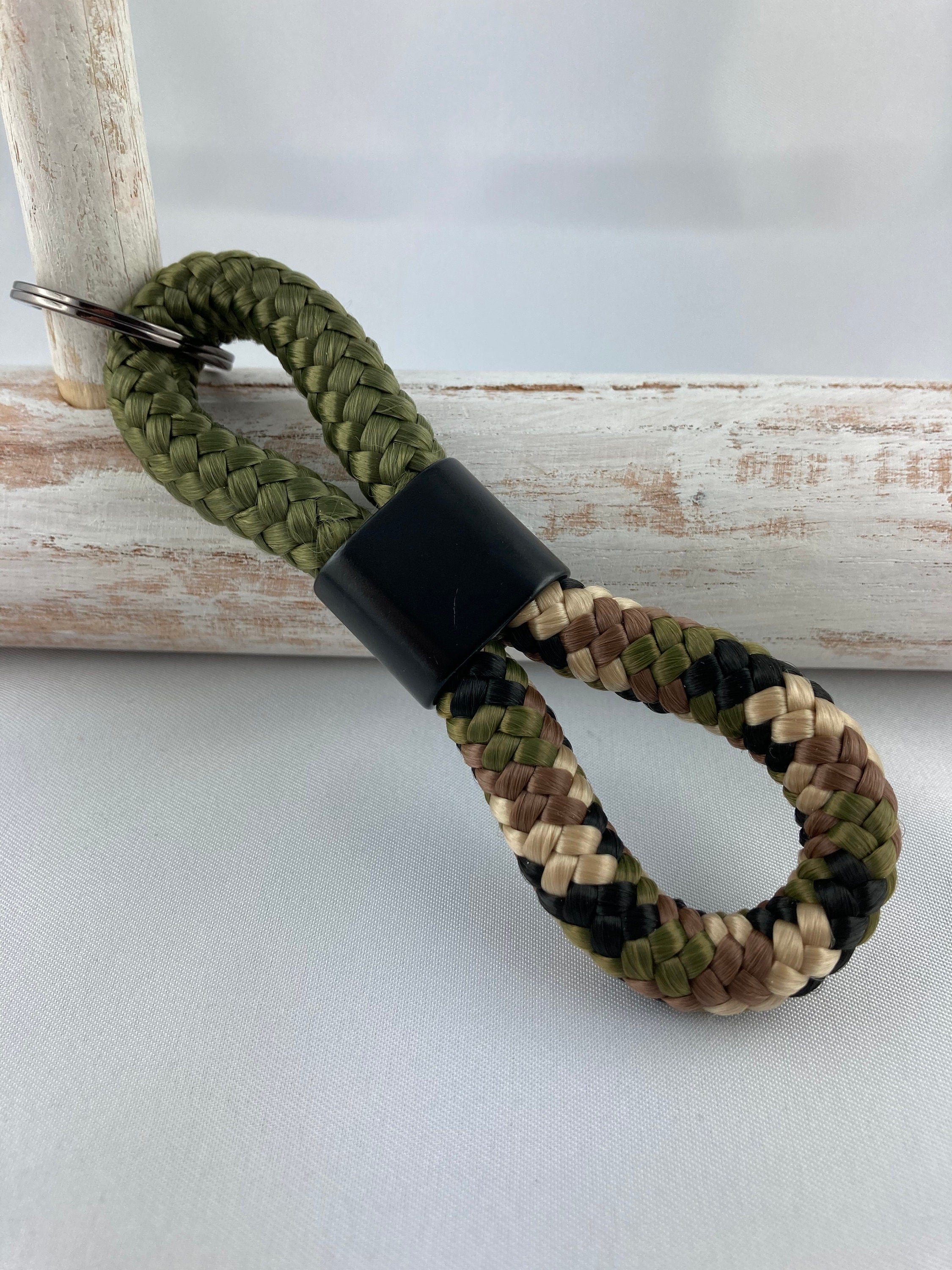 Schlüsselanhänger aus Segelseil mit schwarzem Zwischenstück matt, khaki/ camouflage