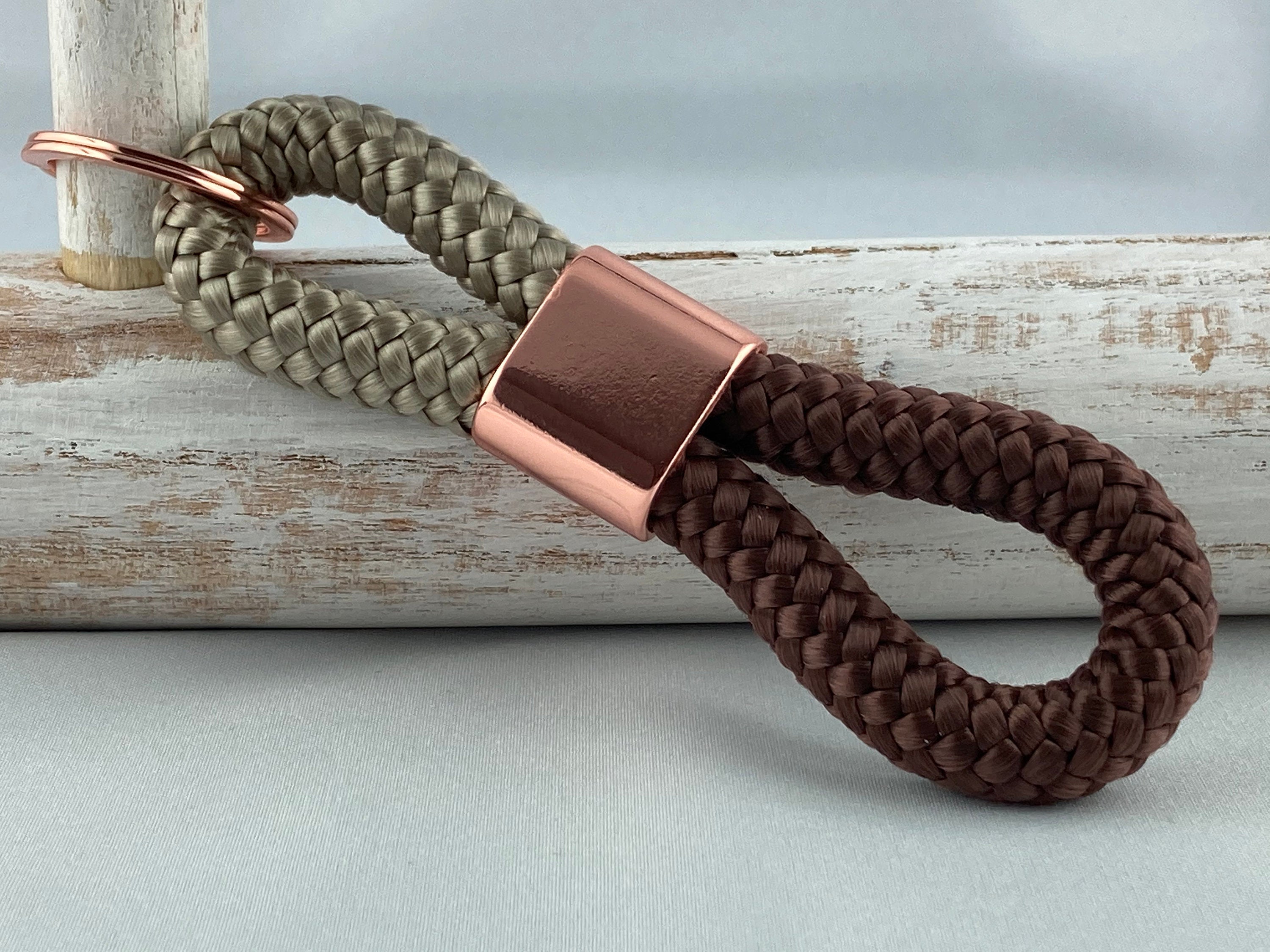 Schlüsselanhänger aus Segelseil mit Zwischenstück roségoldfarben, taupe/ braun
