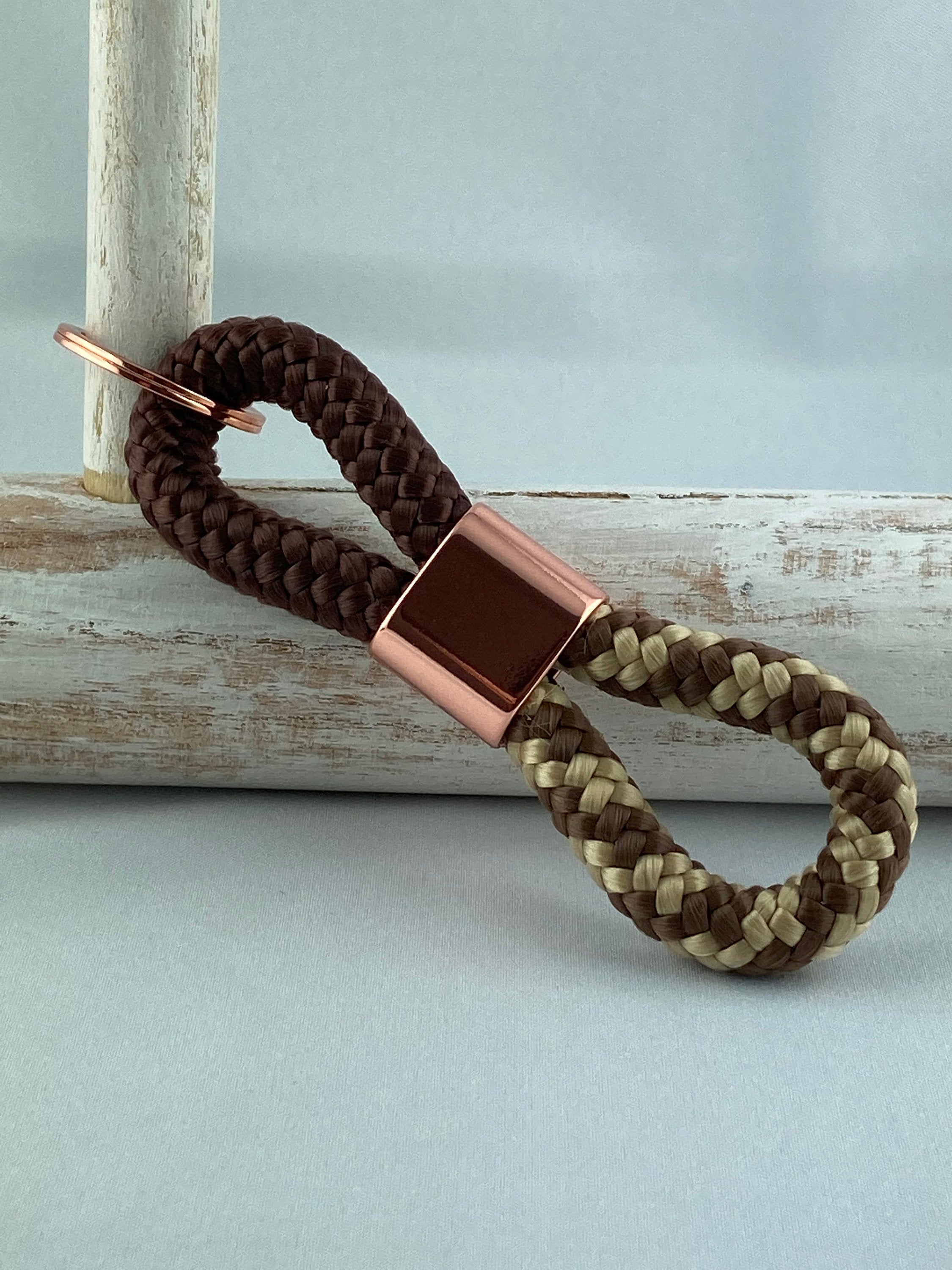 Schlüsselanhänger aus Segelseil mit Zwischenstück roségoldfarben, braun/ braun-beige